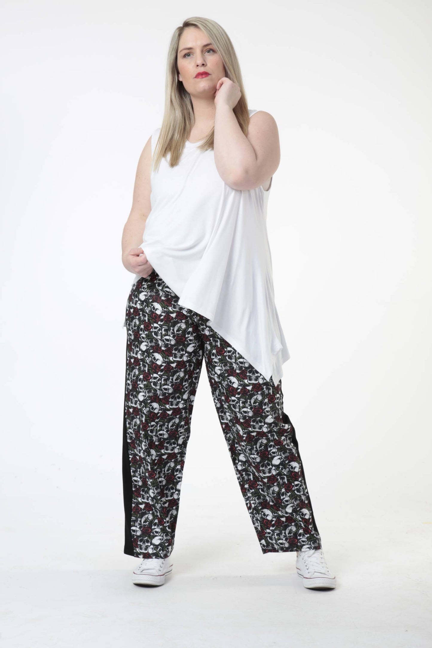 Summer trousers in the shape of poplin quality, Skulls & Roses in black-white-red