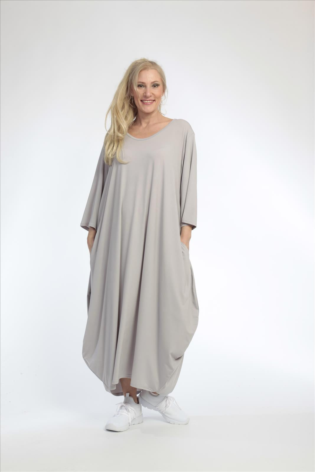 Summer dress in balloon shape made of Slinky quality, Feline Slinky in taupe