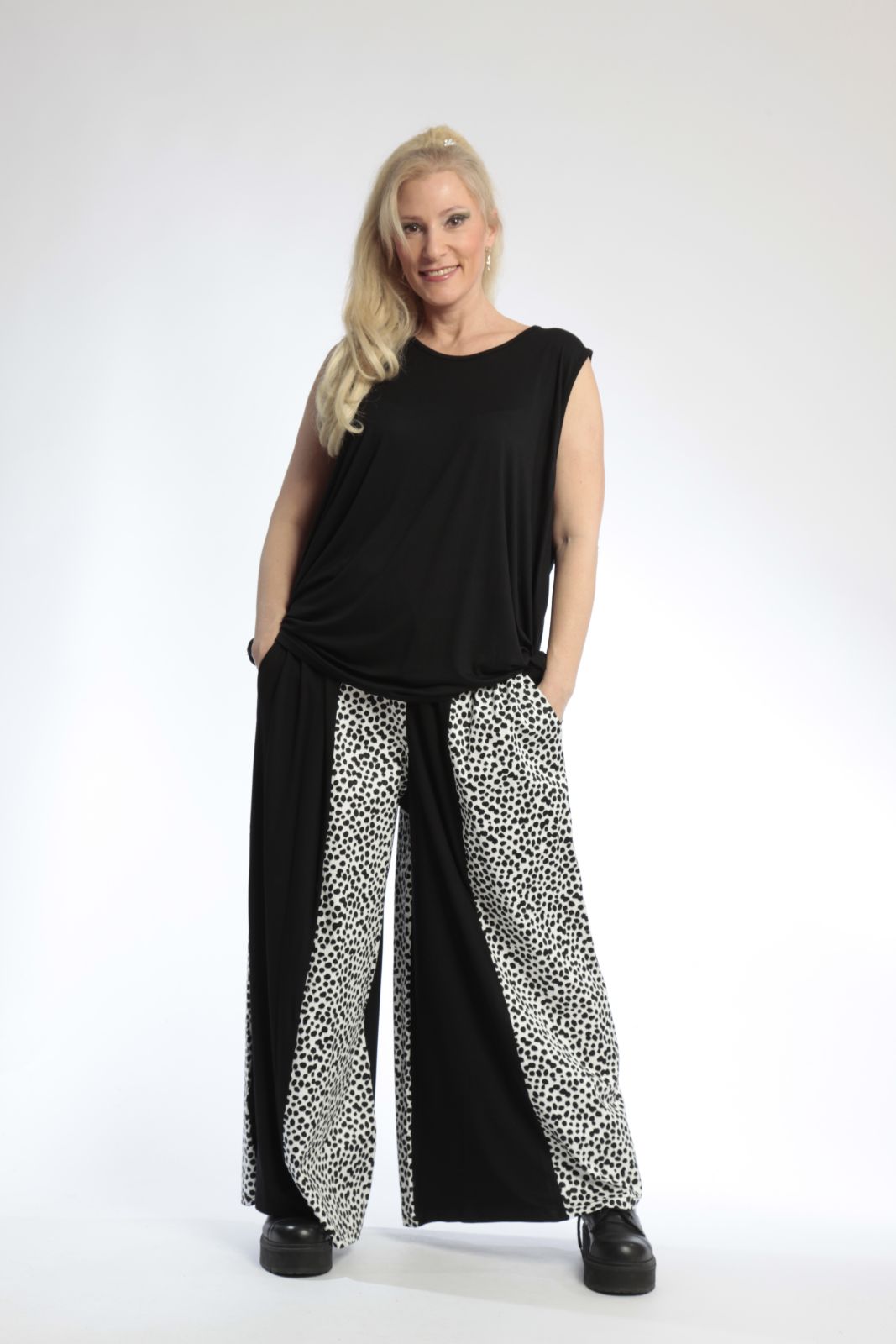 Summer trousers in a straight shape made of jersey quality, Bon in black and white
