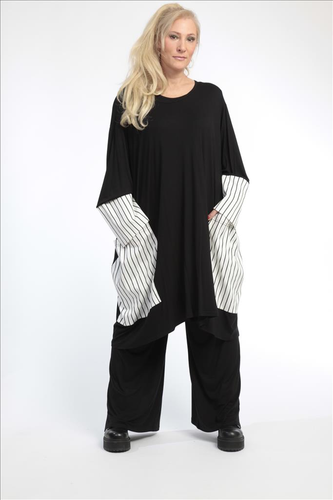 Summer big shirt in a straight shape made of fine poplin quality, edge in white and black