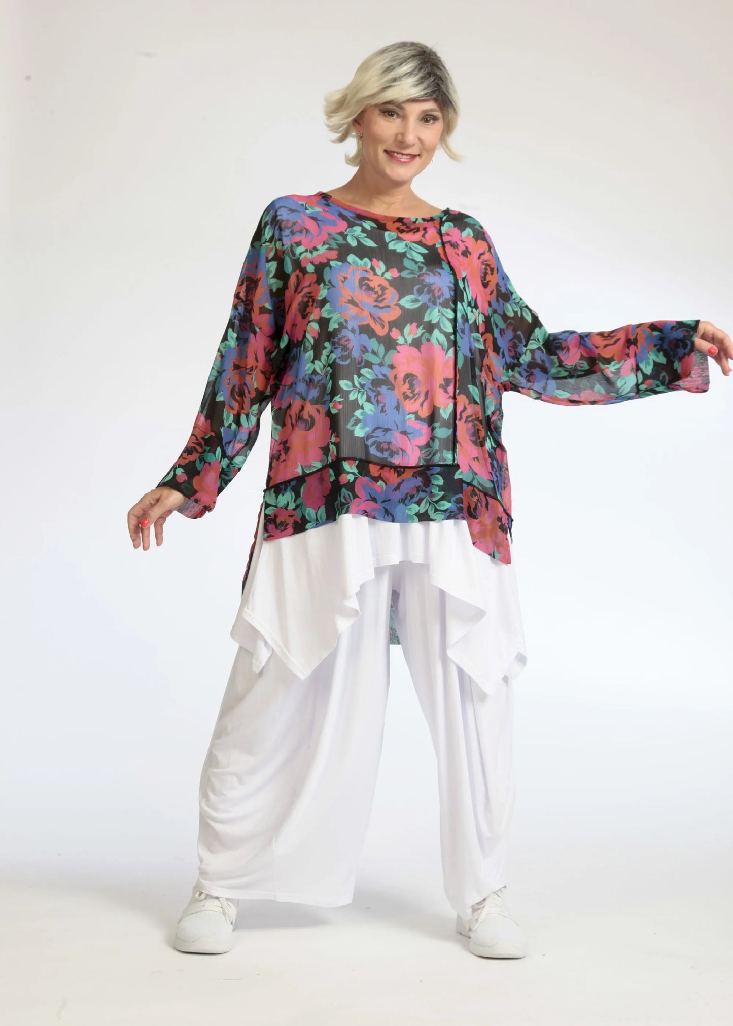 Summer shirt in a straight shape made of airy chiffon quality, novella in black-red-blue