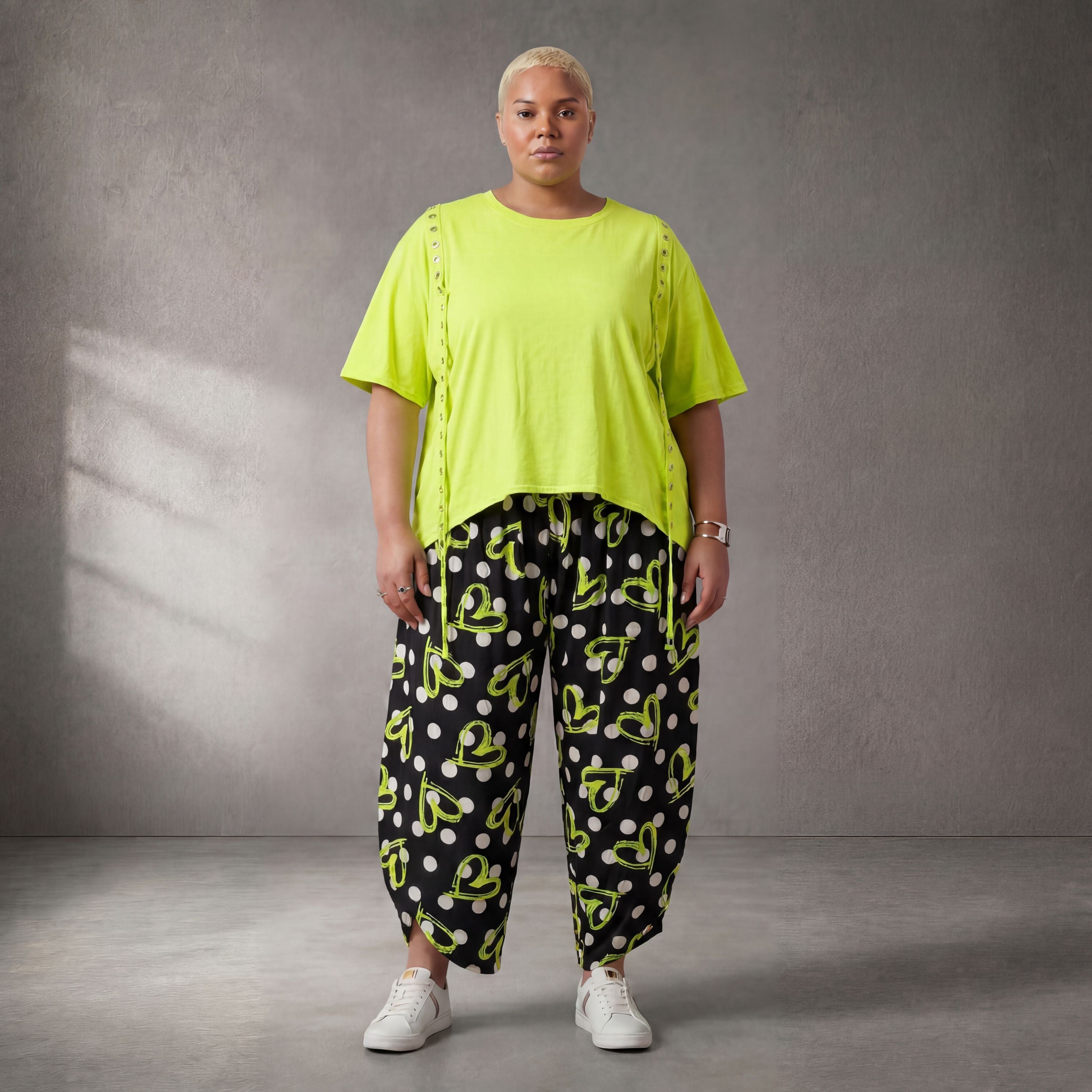 Funky Diva Statement-Shirt in Neongelb als Blickfang eines Lagenlook-Outfits
