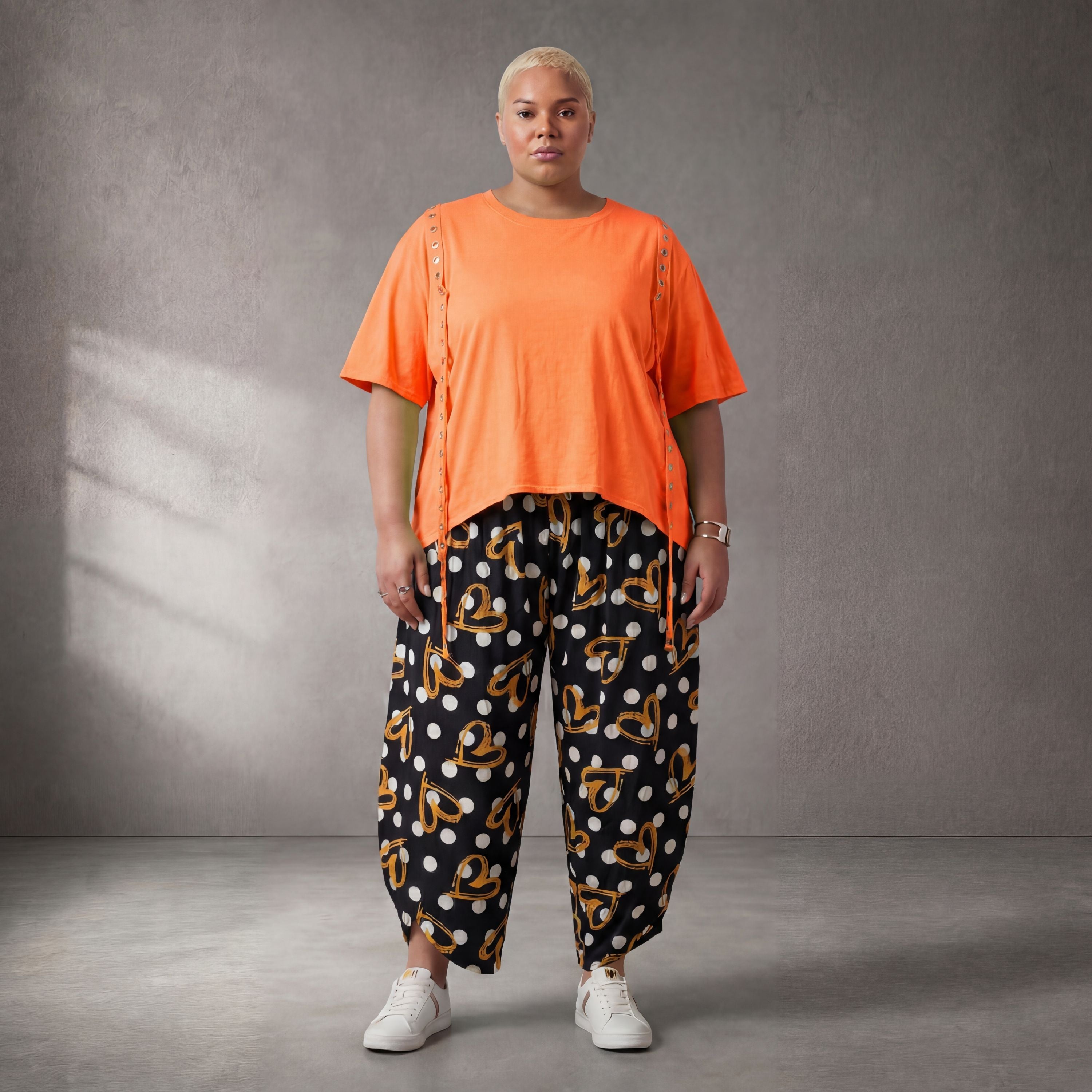 Funky Diva Statement-Shirt in Neonorange als Blickfang im Schaufenster
