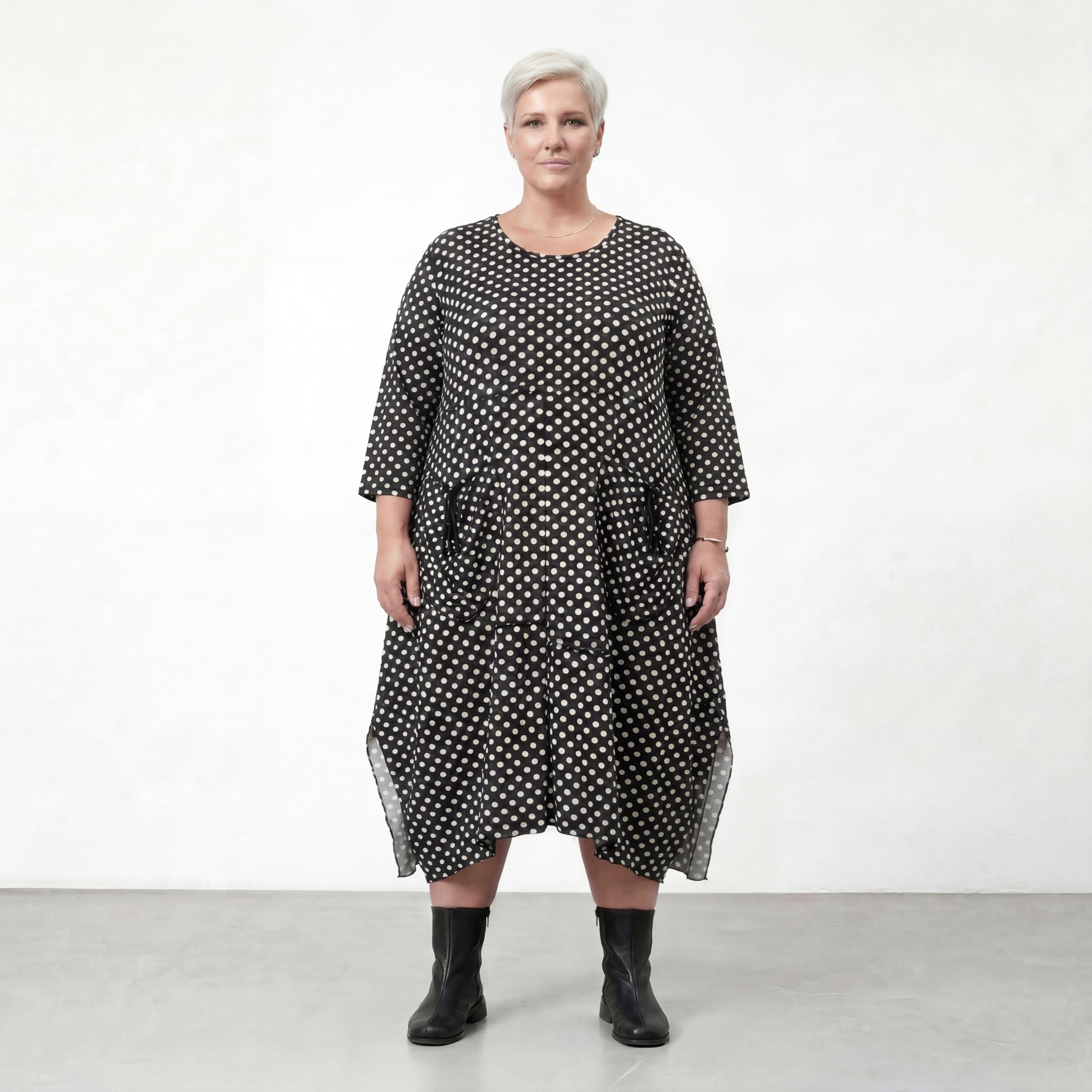 Robe AKH 6025, noire et blanche