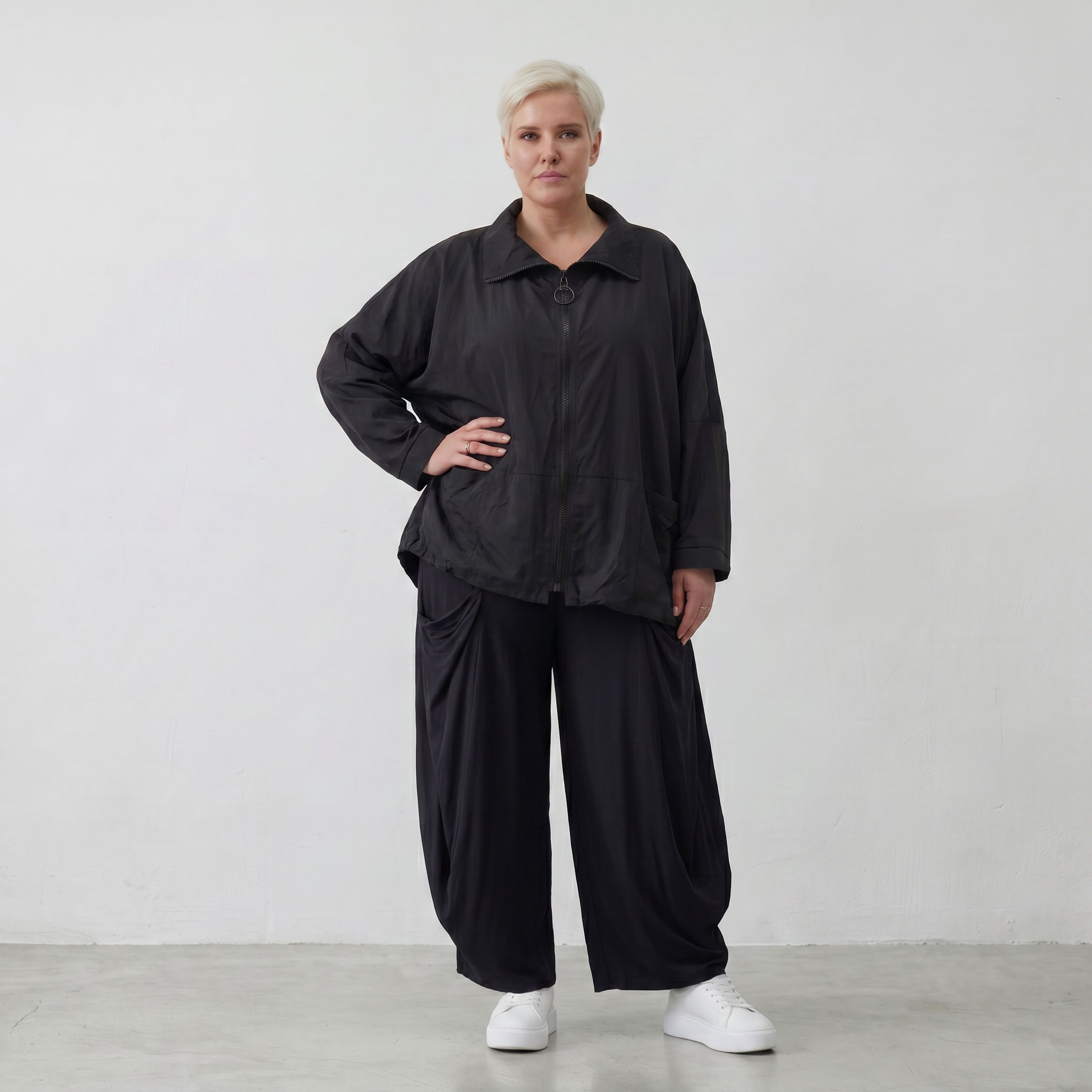 Leichte Memorytaft-Jacke mit Stehkragen in zeitlosem Schwarz