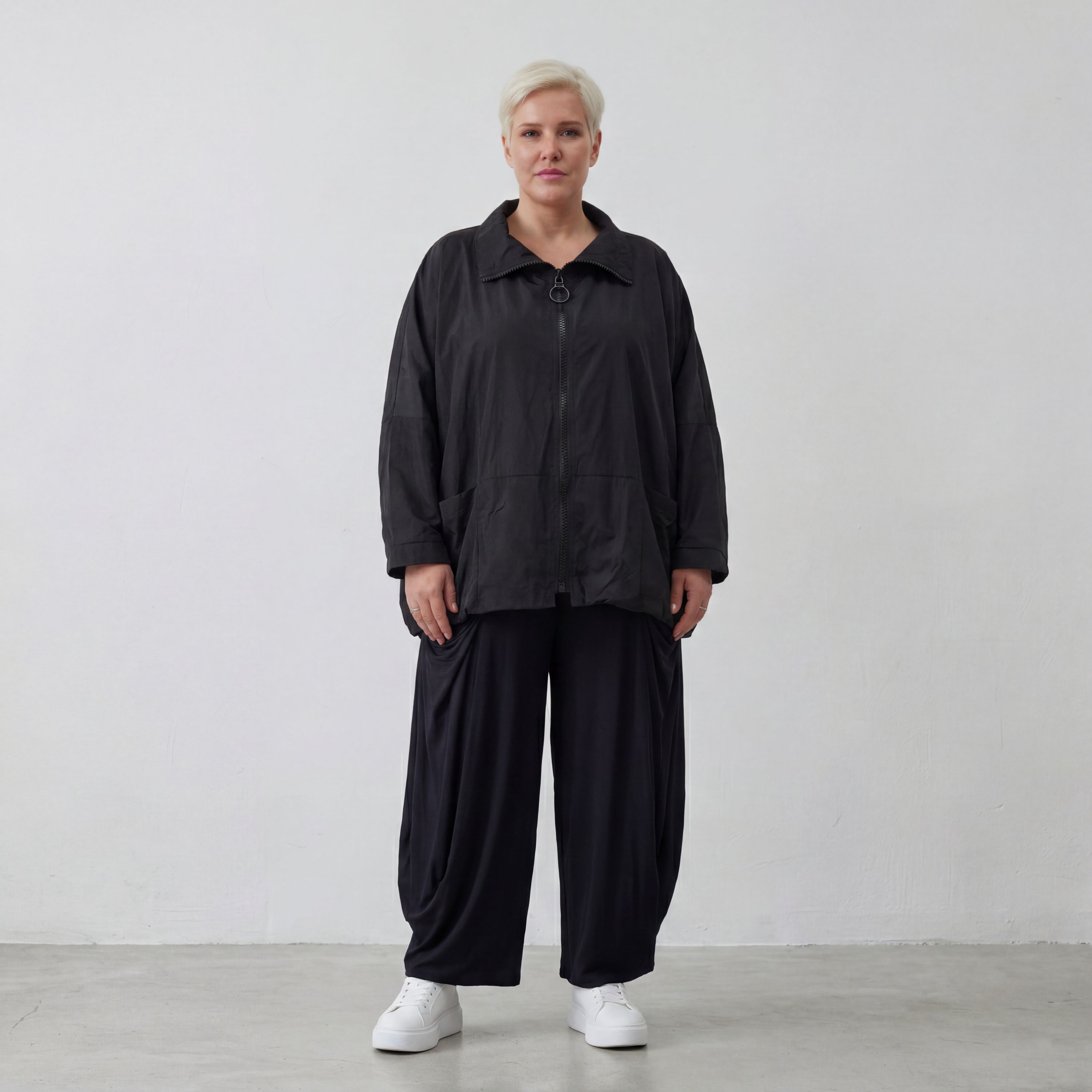 Leichte Memorytaft-Jacke mit Stehkragen in zeitlosem Schwarz
