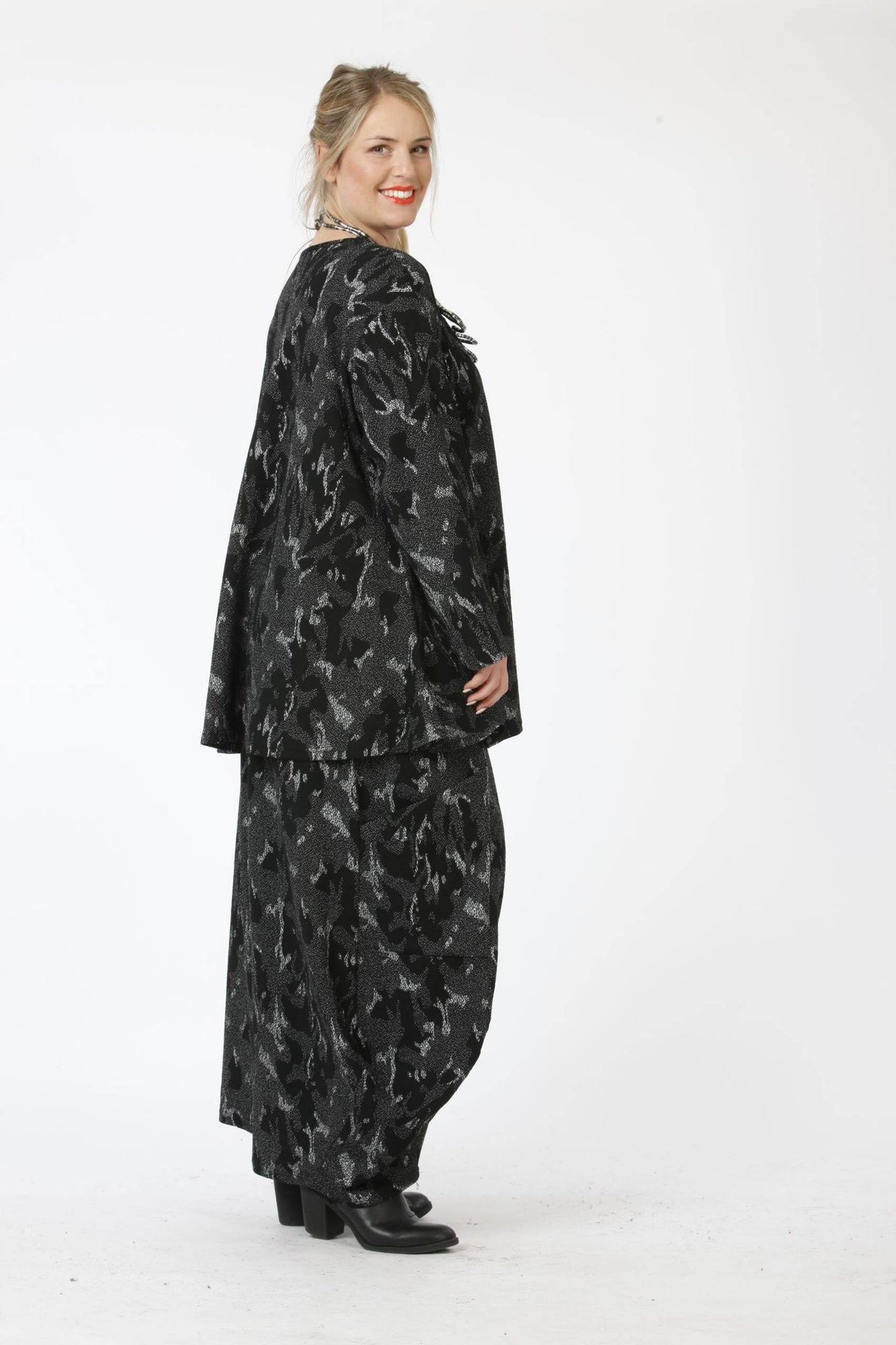 Transitional big shirt in bell shape made of jacquard quality, Mili in black-gray