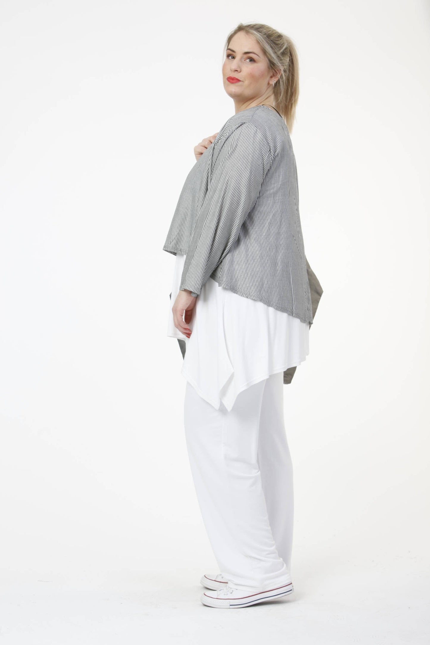 Summer jacket in a rounded shape made of poplin quality, border in light gray and white