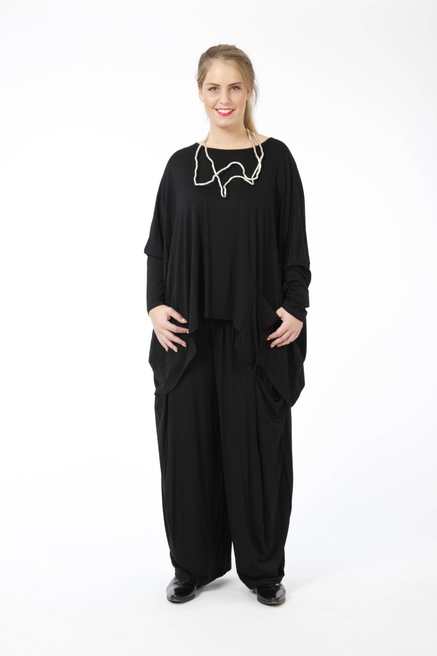 Everyday big shirt in a boxy shape made of fine jersey quality, viscose basics in black