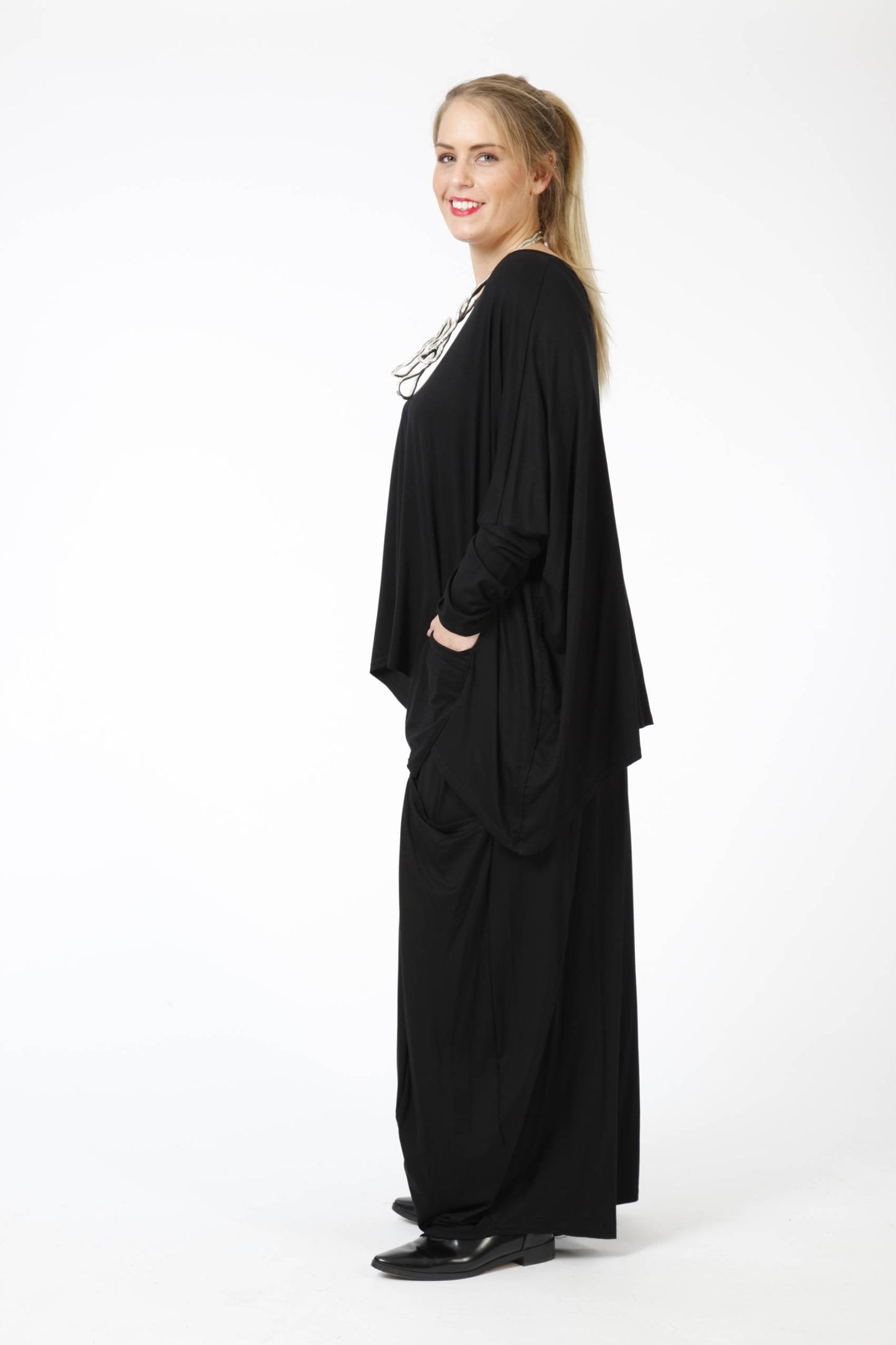 Everyday big shirt in a boxy shape made of fine jersey quality, viscose basics in black