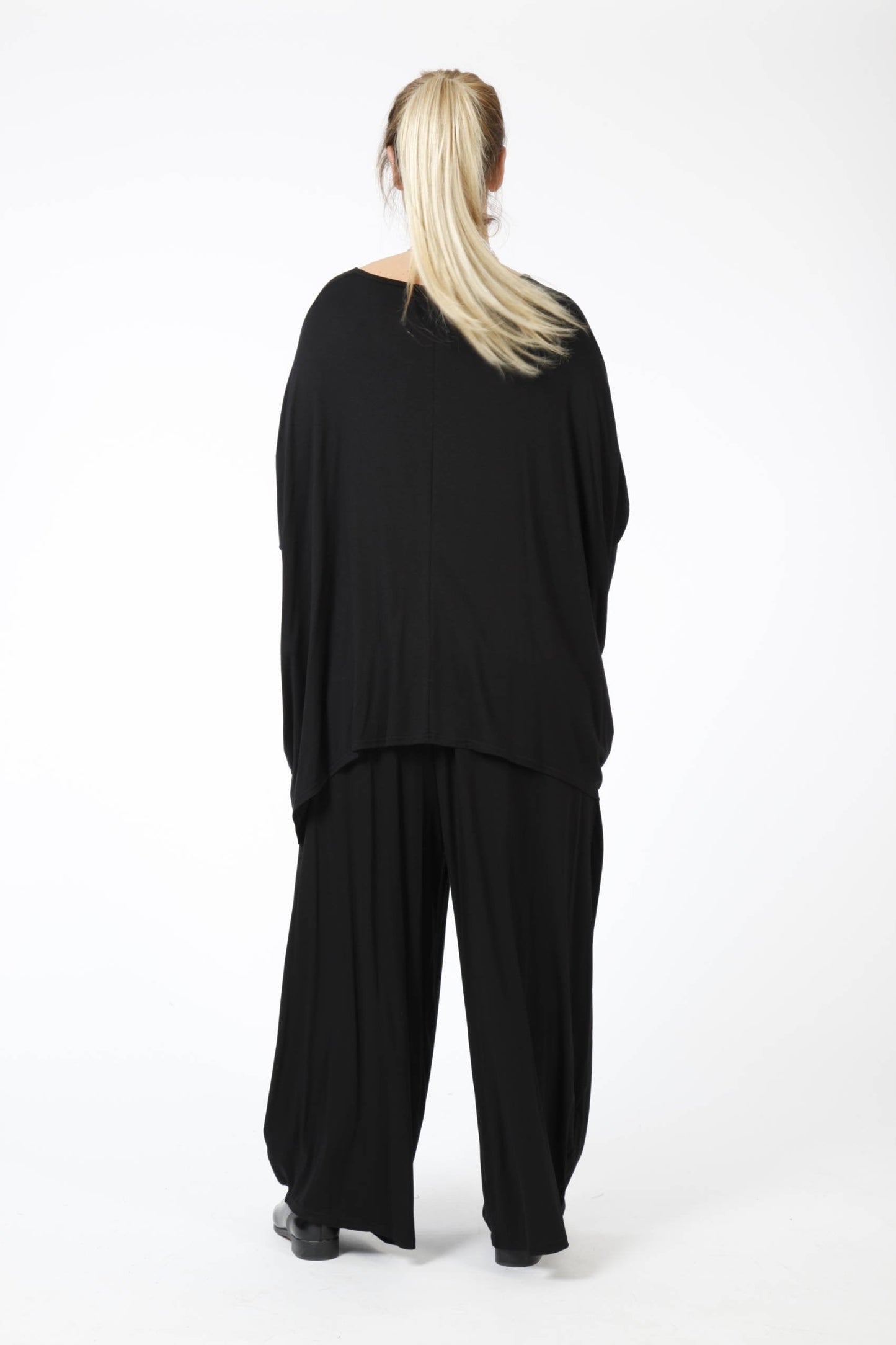 Everyday big shirt in a boxy shape made of fine jersey quality, viscose basics in black