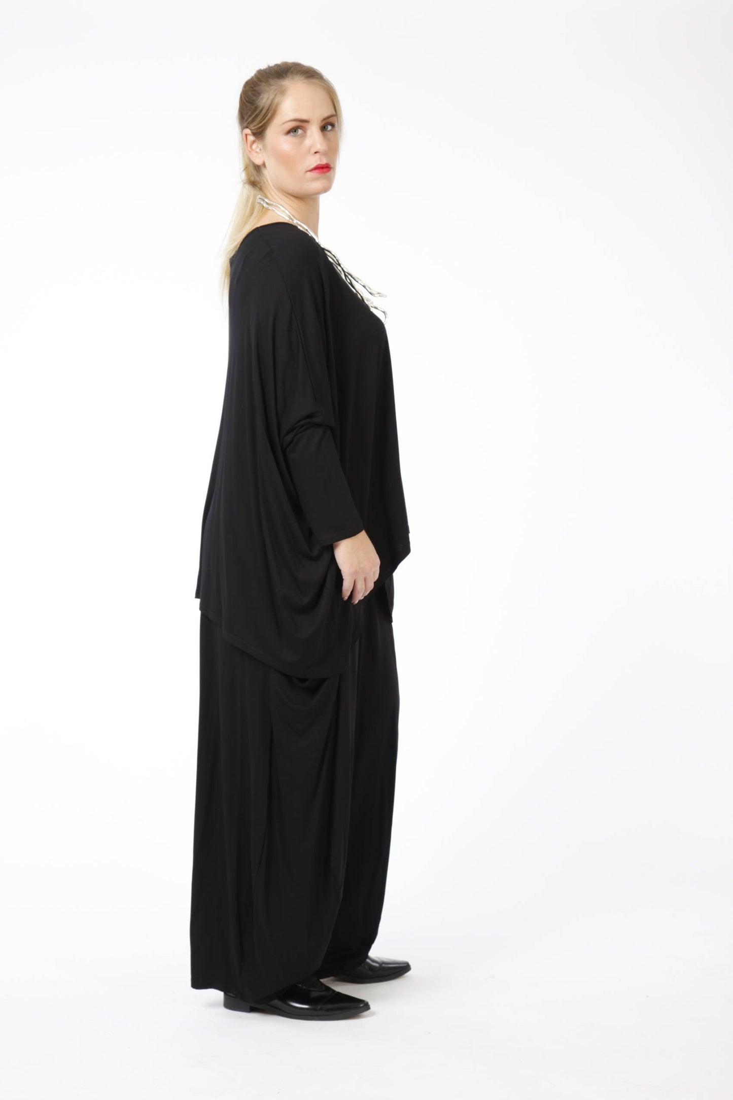 Everyday big shirt in a boxy shape made of fine jersey quality, viscose basics in black