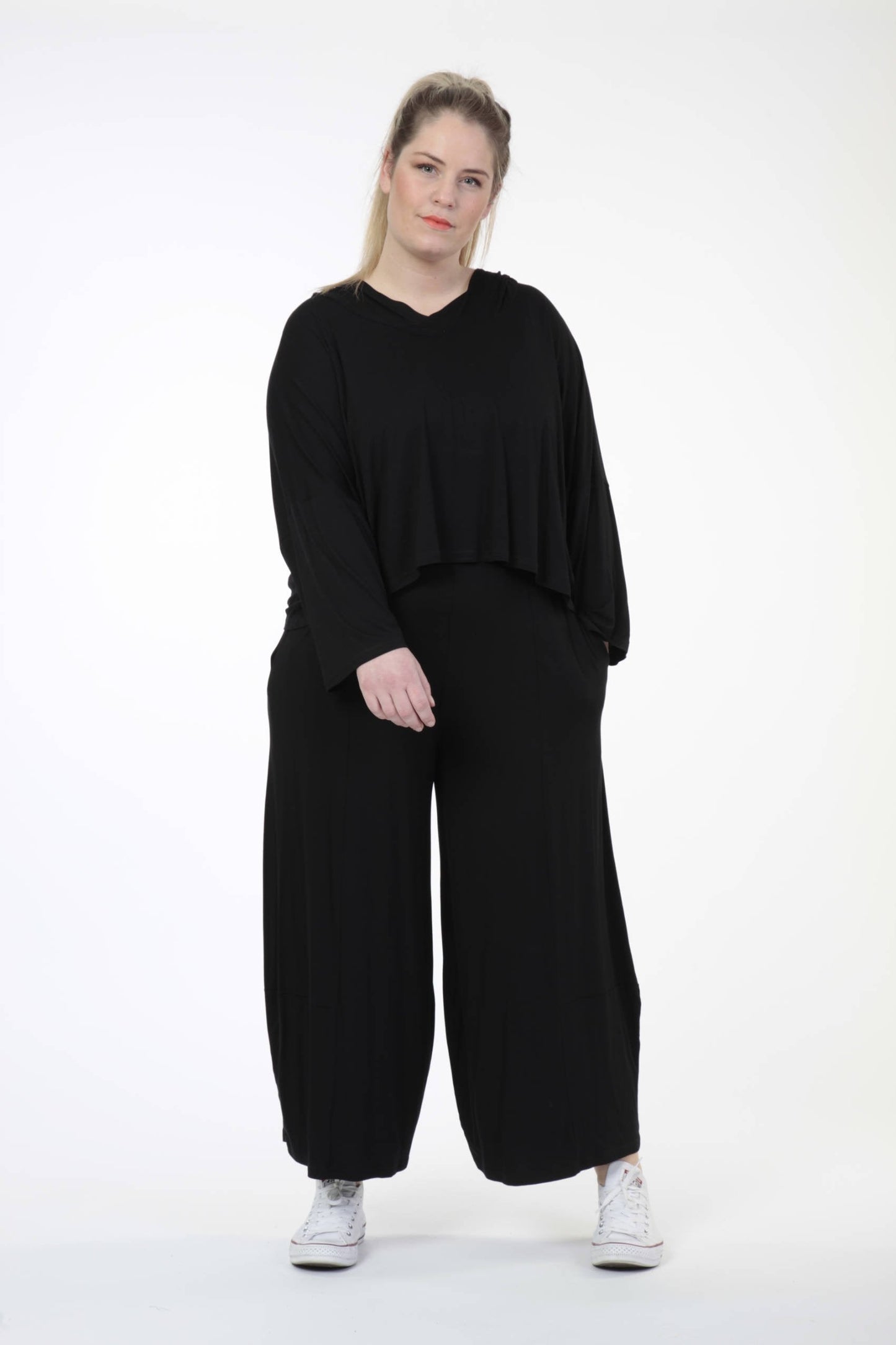 Everyday big shirt in the shape of fine jersey quality, viscose basics in black