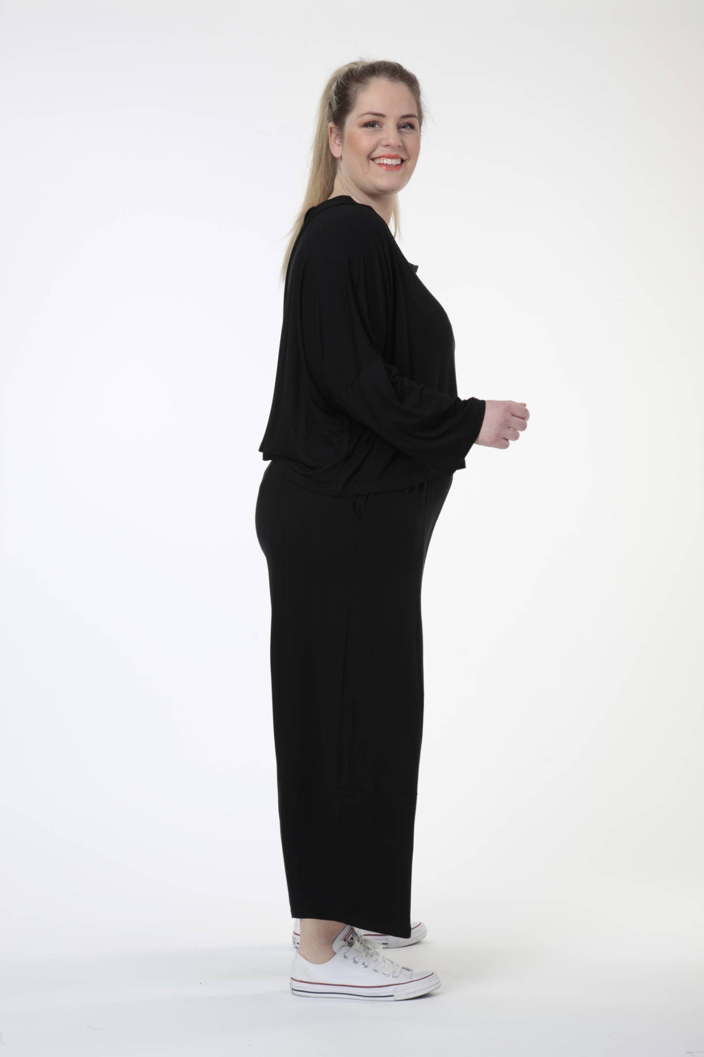 Everyday big shirt in the shape of fine jersey quality, viscose basics in black