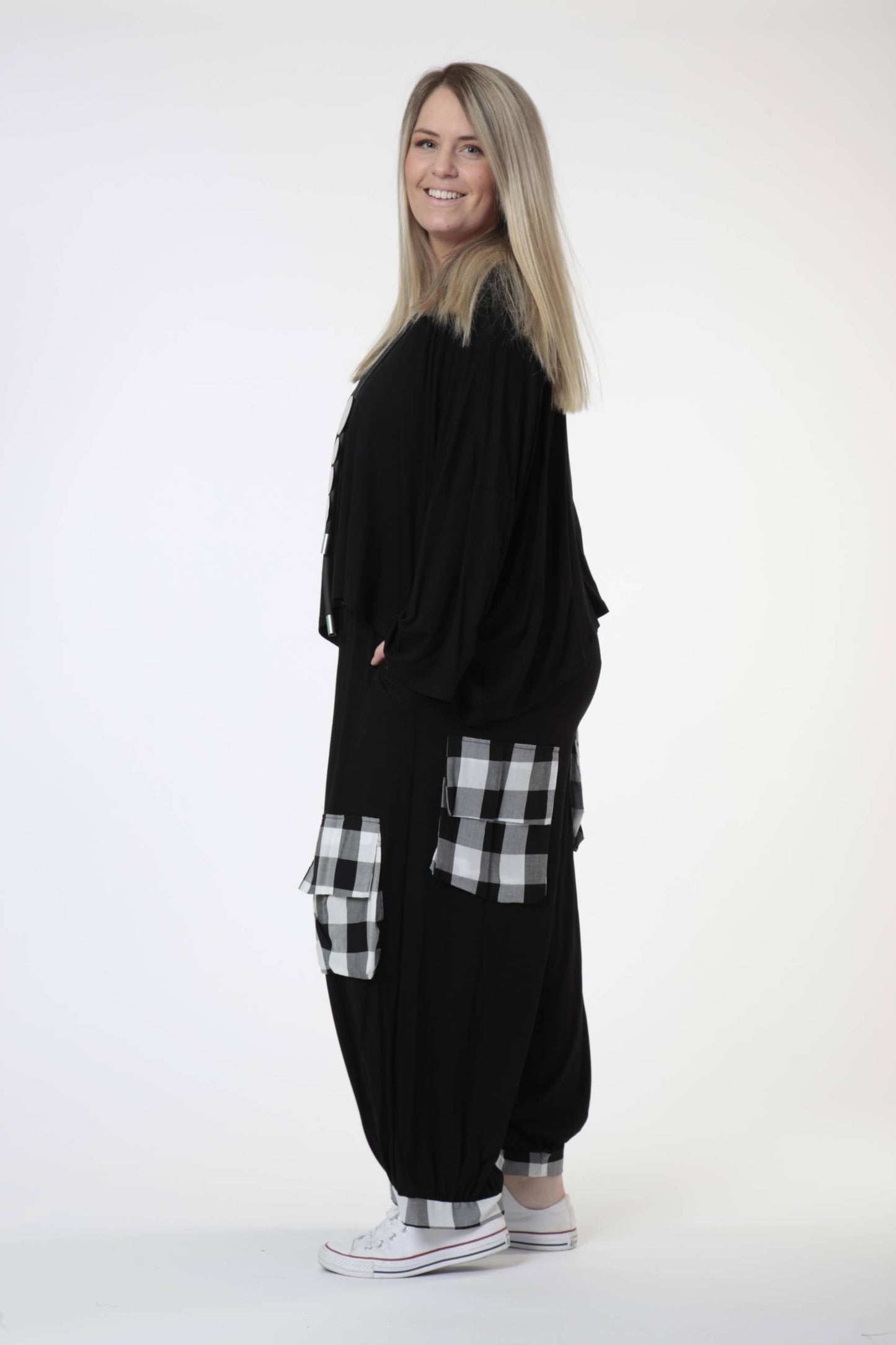 Everyday big shirt in a boxy shape made of fine jersey quality, viscose basics in black