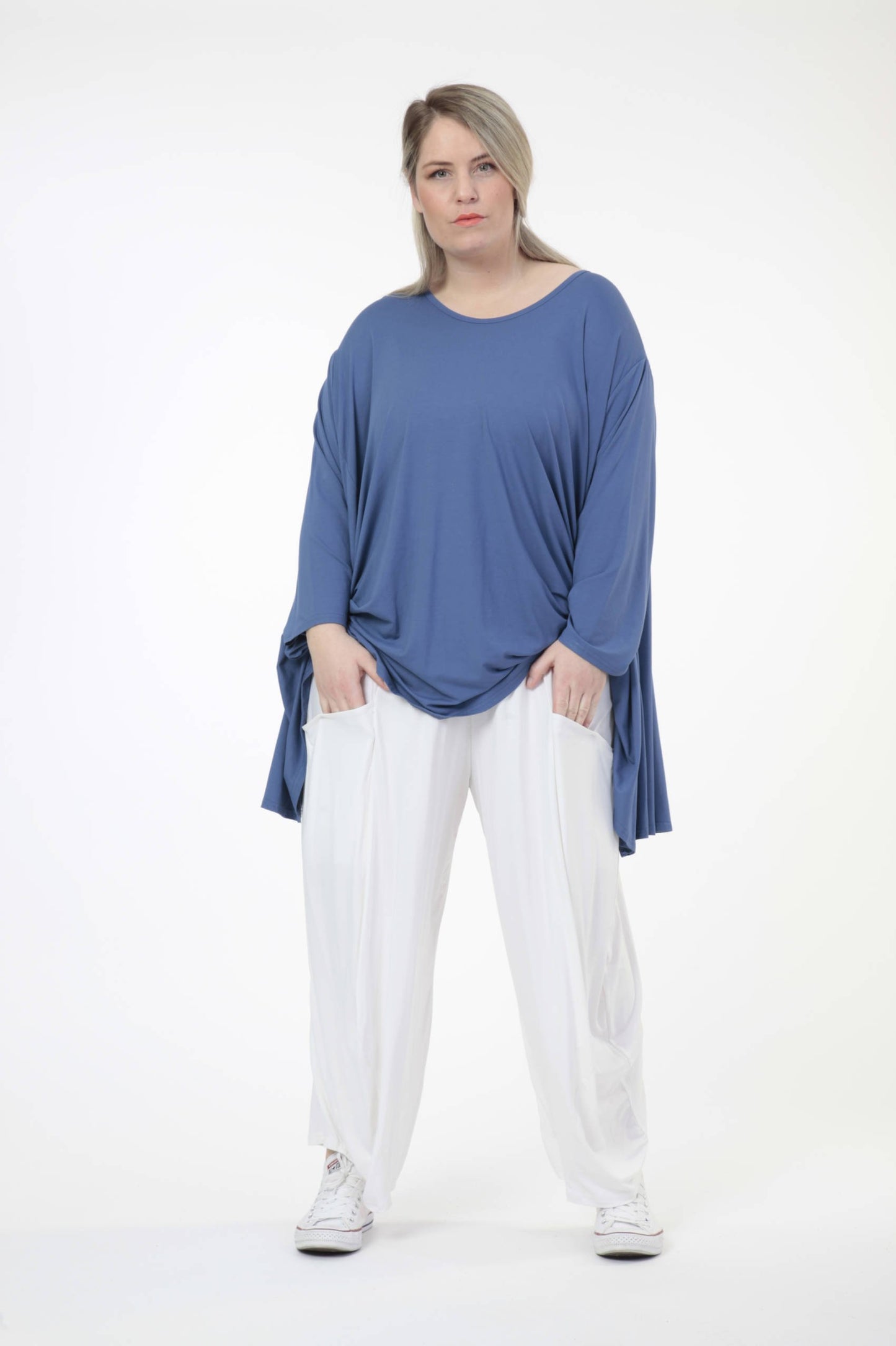 Everyday trousers in a balloon shape made of fine jersey quality, viscose basics in white