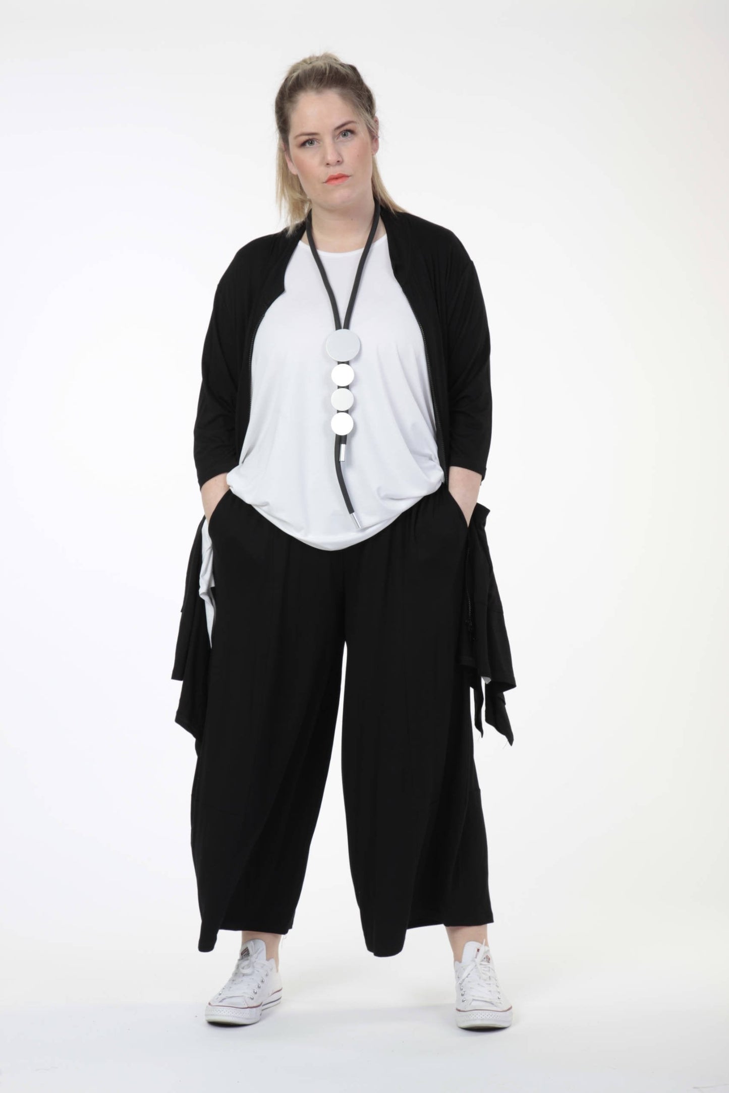 Everyday trousers in a balloon shape made of fine jersey quality, viscose basics in black