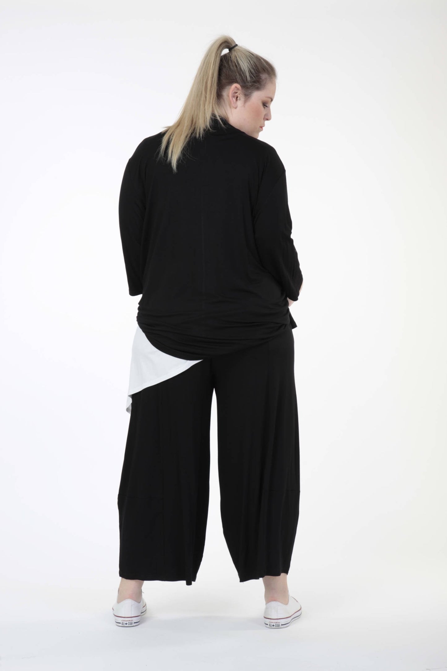 Everyday trousers in a balloon shape made of fine jersey quality, viscose basics in black