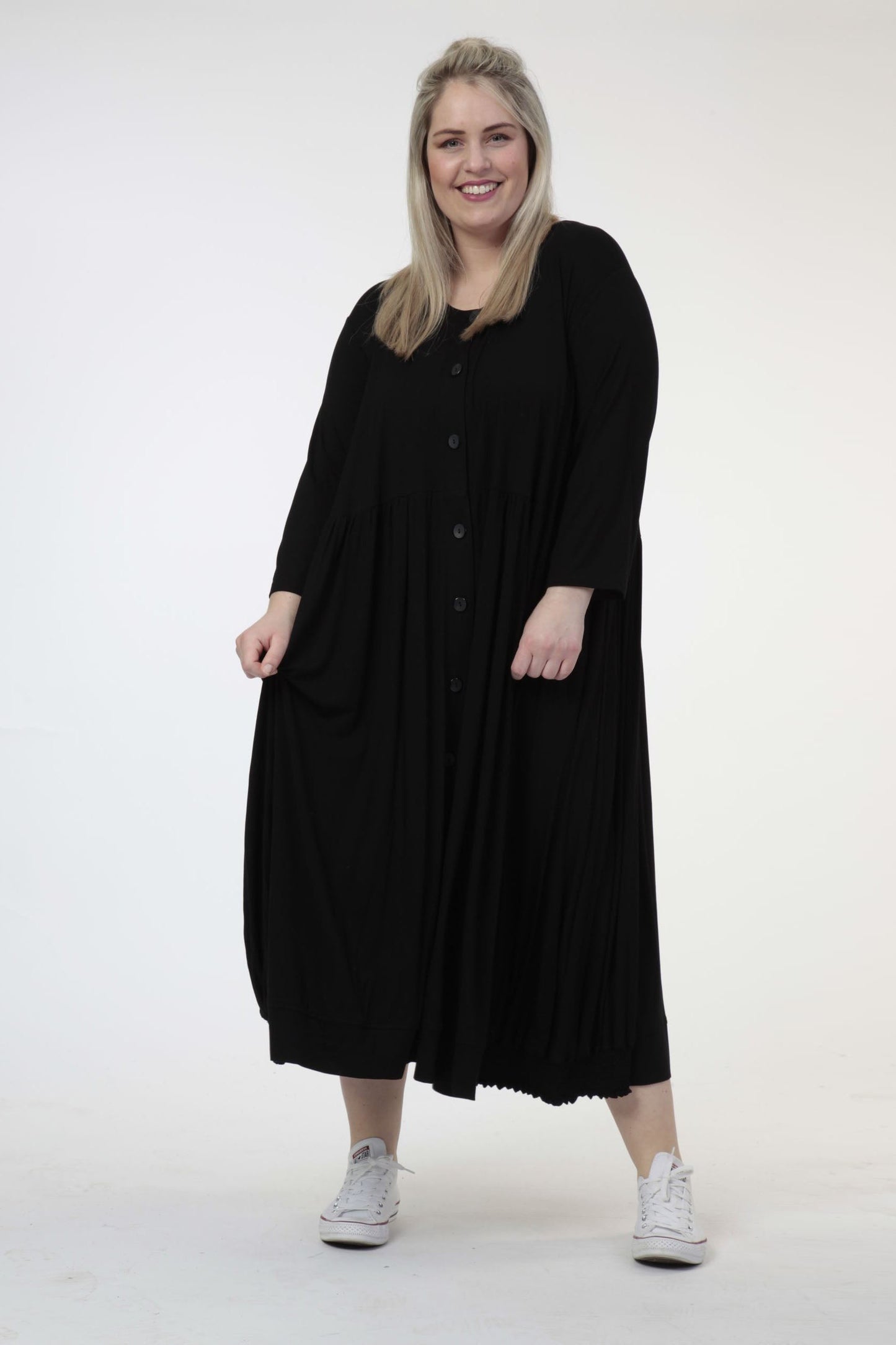 Everyday blouse in a ruffled shape made of fine jersey quality, viscose basics in black