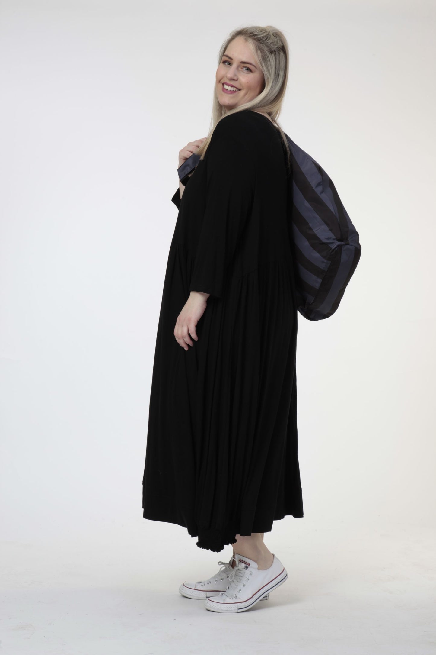 Everyday blouse in a ruffled shape made of fine jersey quality, viscose basics in black