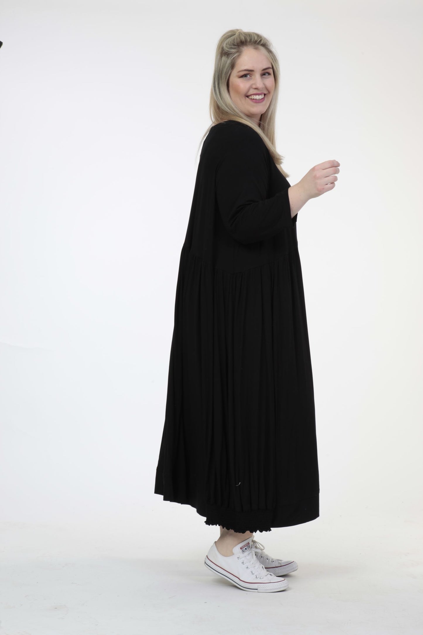 Everyday blouse in a ruffled shape made of fine jersey quality, viscose basics in black