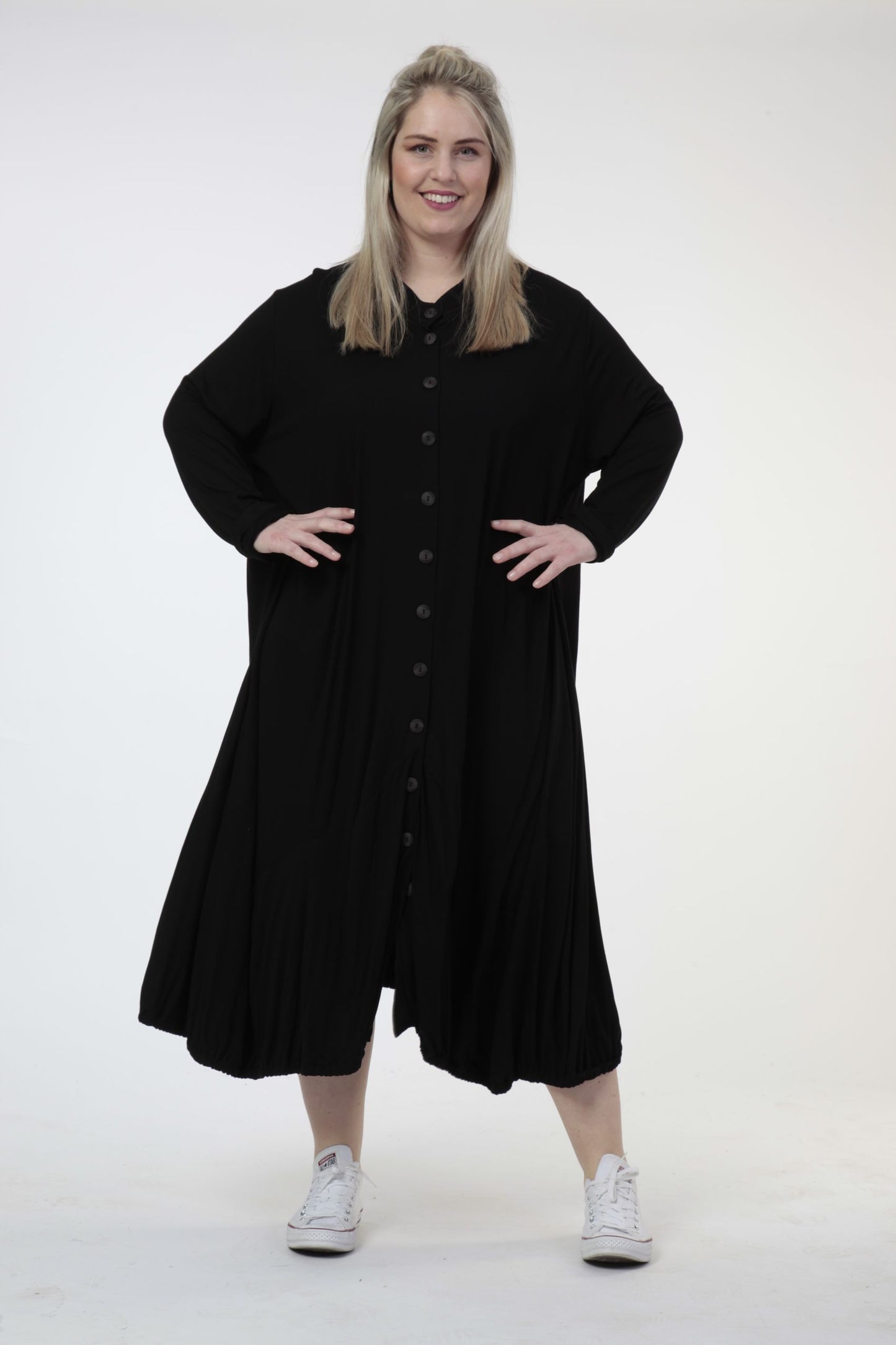 Everyday blouse in a ruffled shape made of fine jersey quality, viscose basics in black