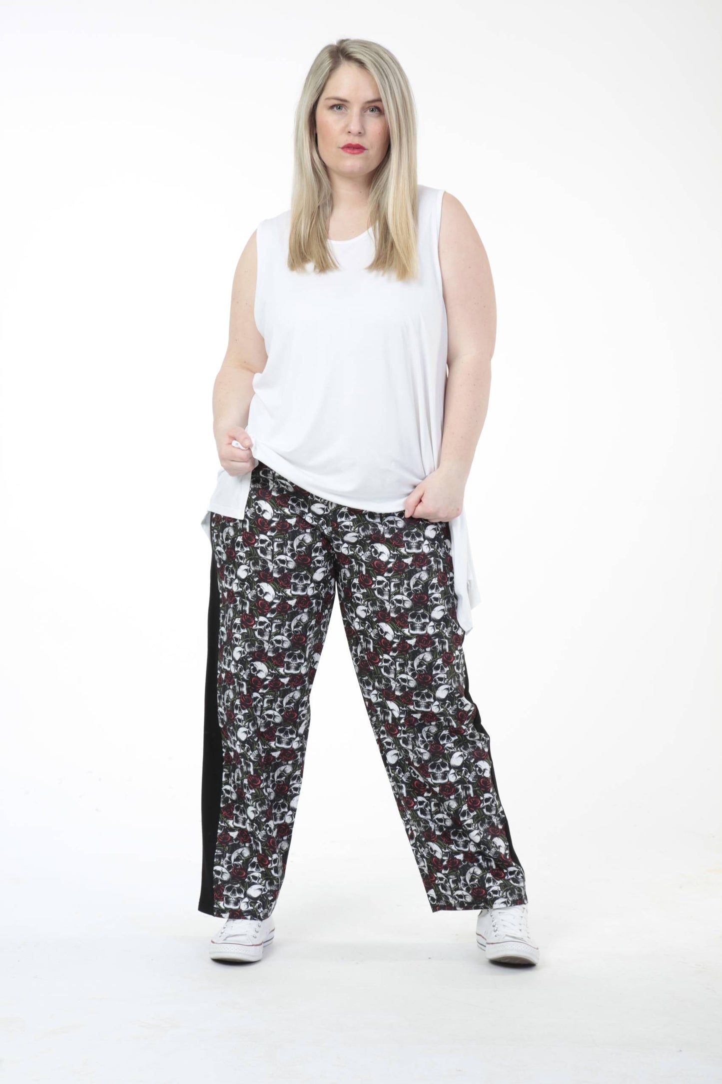 Summer trousers in the shape of poplin quality, Skulls &amp; Roses in black-white-red