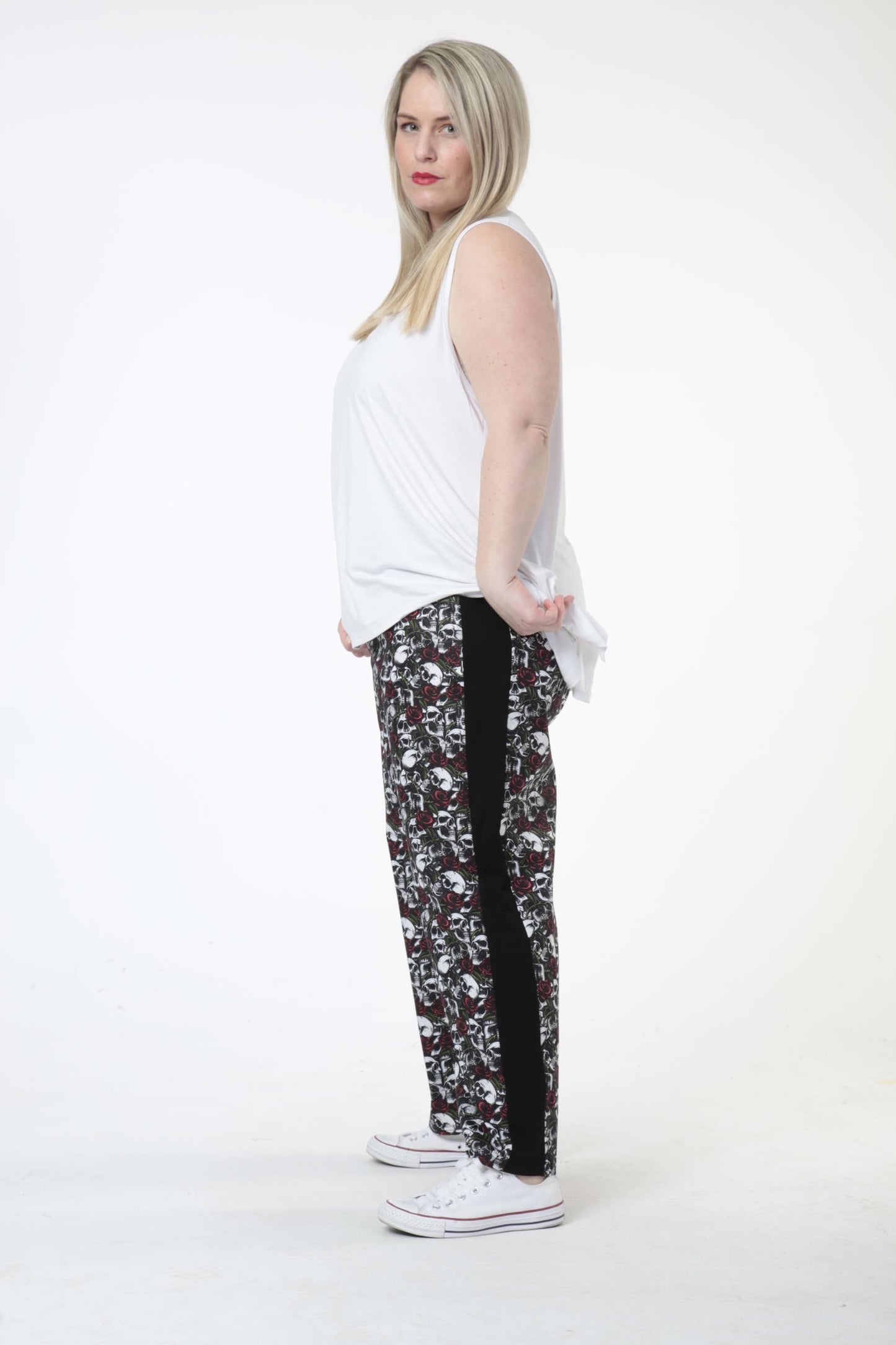 Summer trousers in the shape of poplin quality, Skulls &amp; Roses in black-white-red