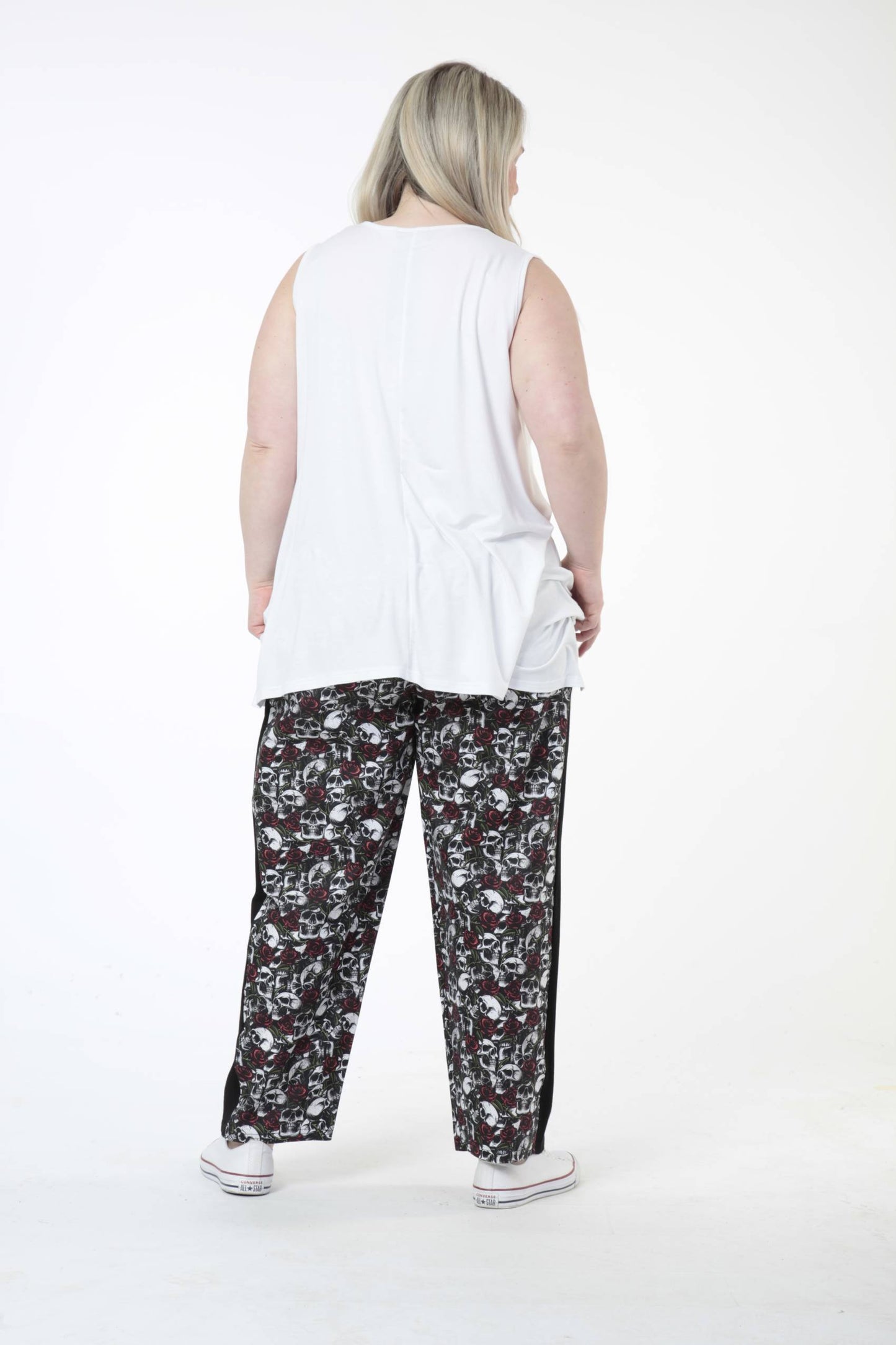 Summer trousers in the shape of poplin quality, Skulls &amp; Roses in black-white-red