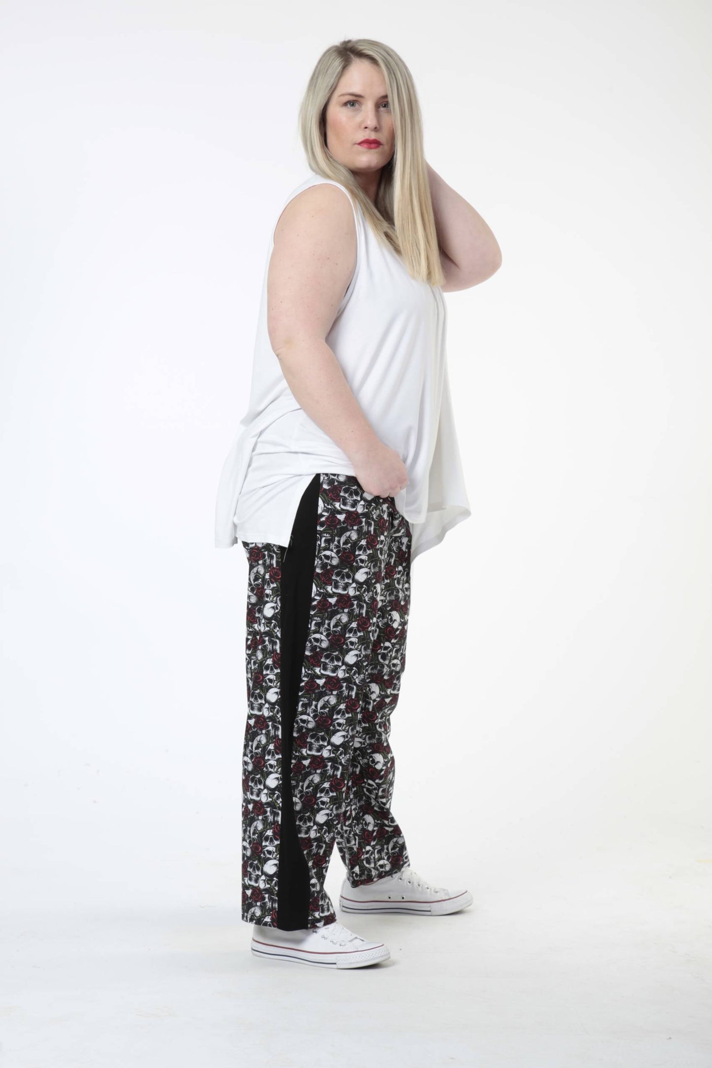 Summer trousers in the shape of poplin quality, Skulls &amp; Roses in black-white-red