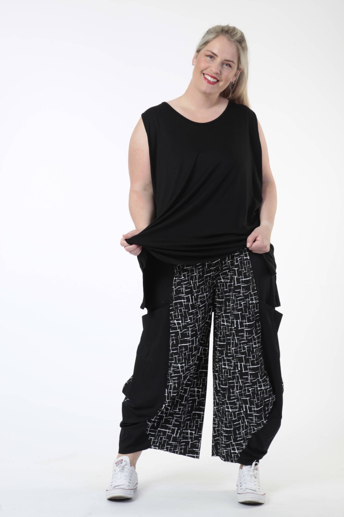 Transitional trousers in balloon shape made of jersey quality, Robin in black and white