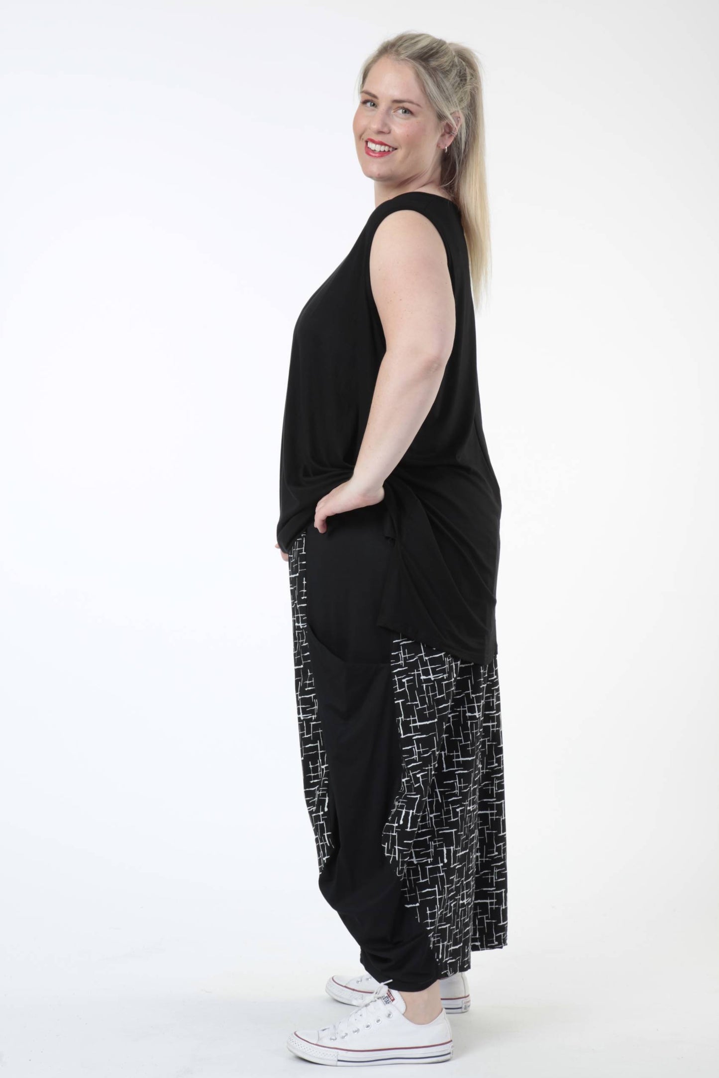 Transitional trousers in balloon shape made of jersey quality, Robin in black and white