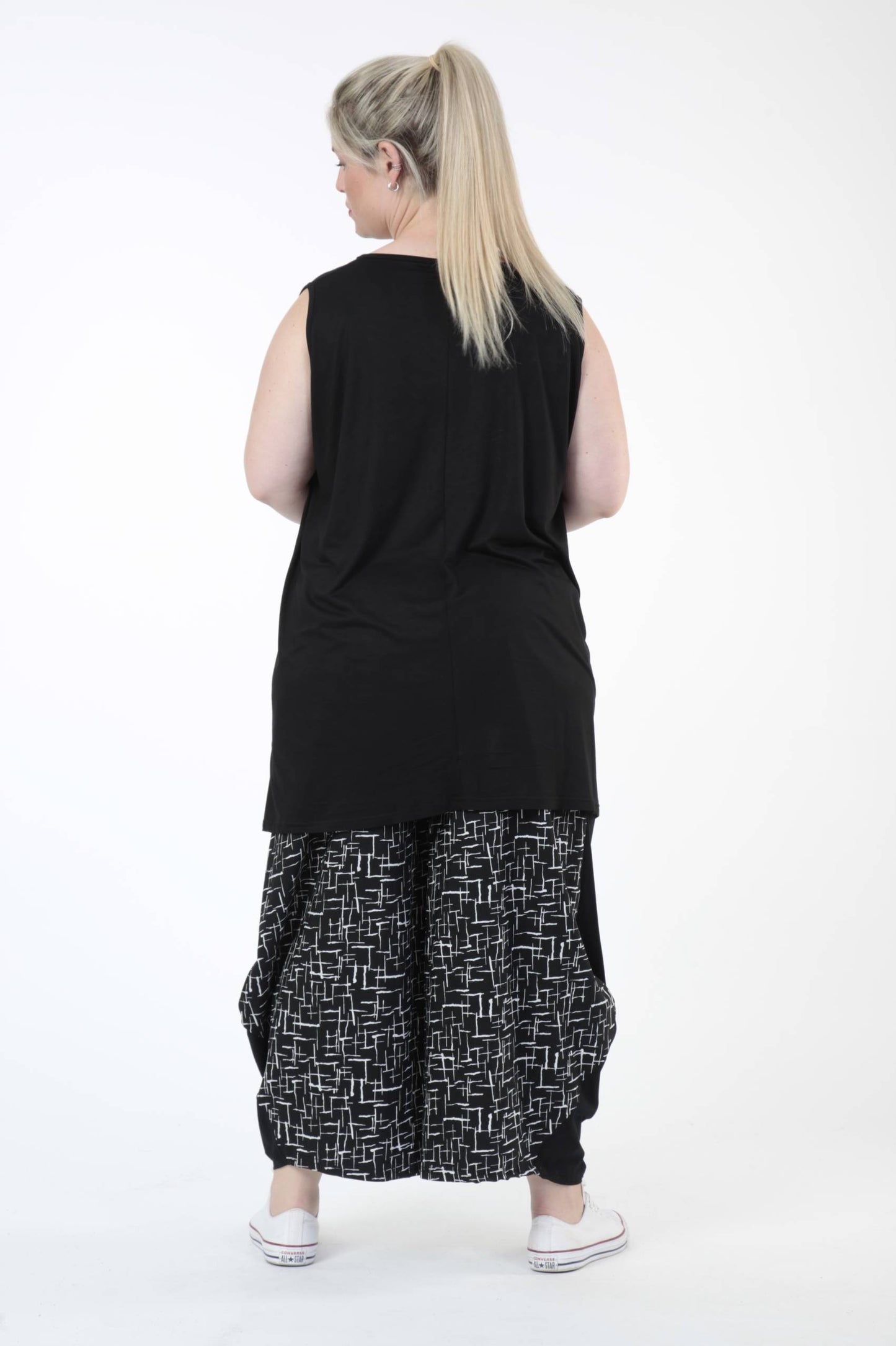 Transitional trousers in balloon shape made of jersey quality, Robin in black and white