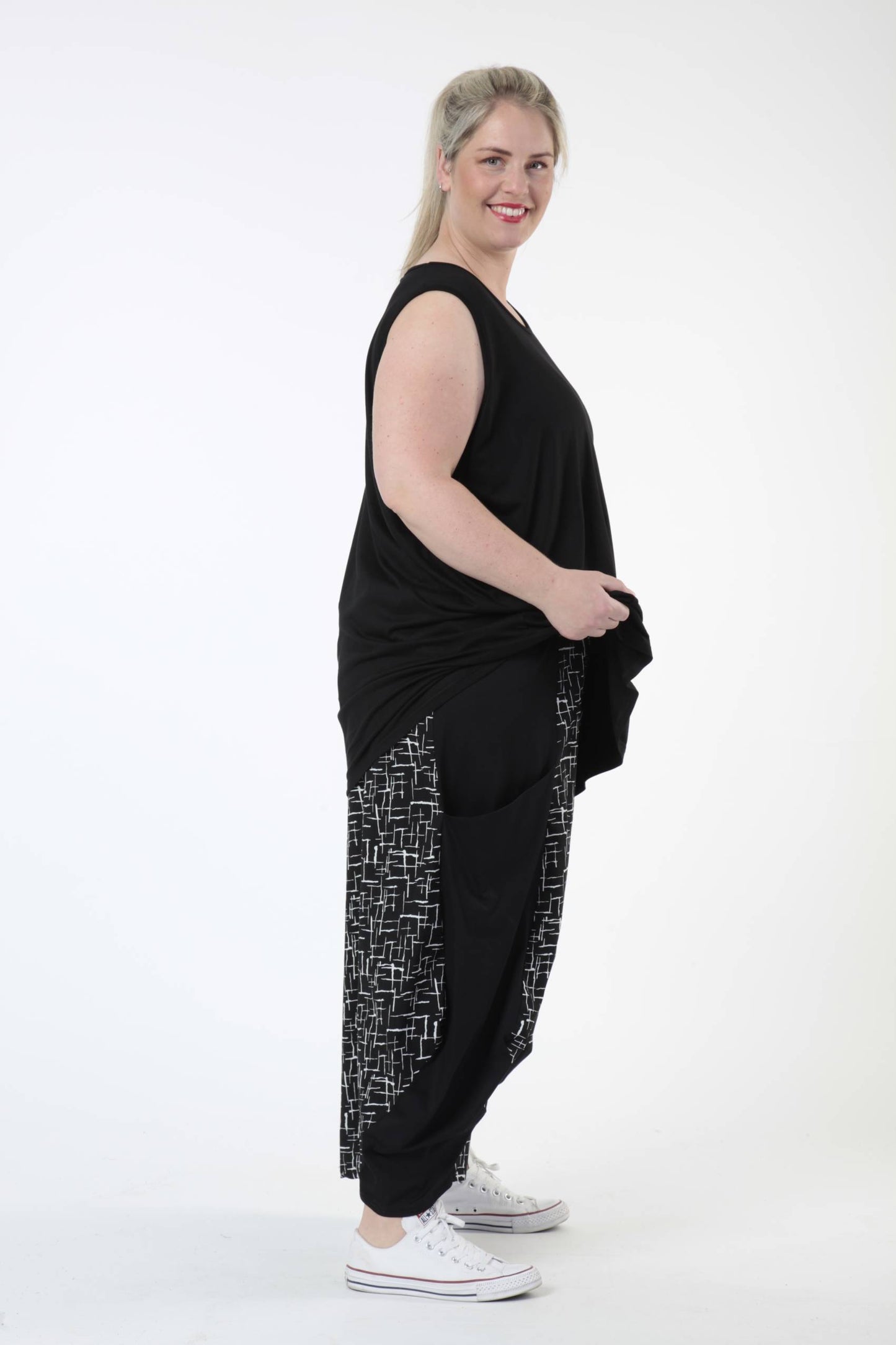 Transitional trousers in balloon shape made of jersey quality, Robin in black and white