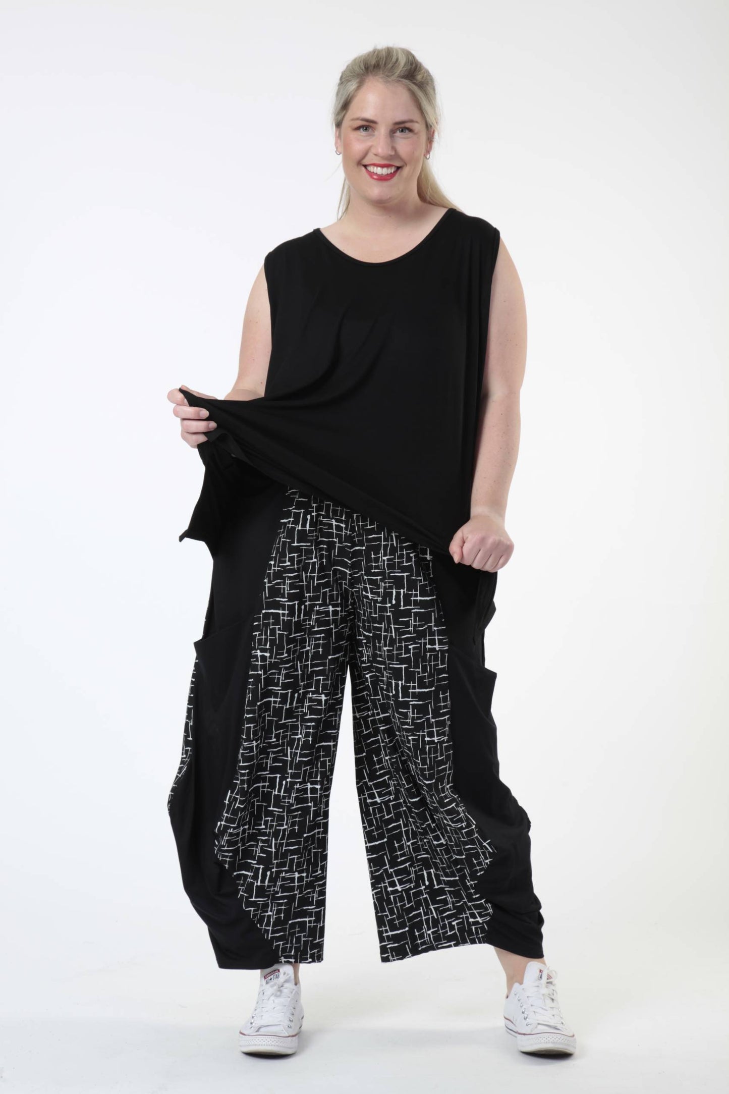 Transitional trousers in balloon shape made of jersey quality, Robin in black and white