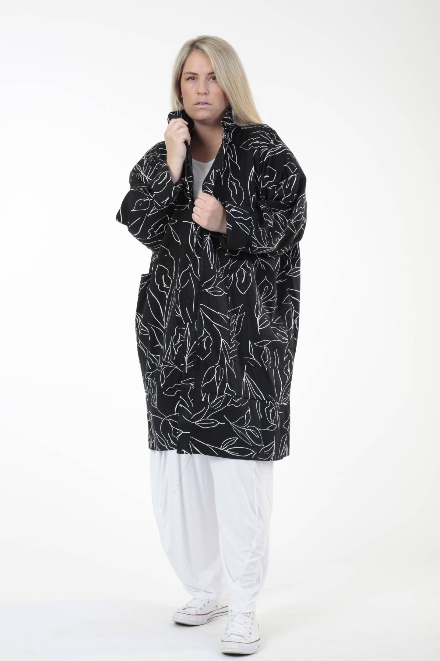 Summer coat in a straight shape made of poplin quality, Tulip in black and white