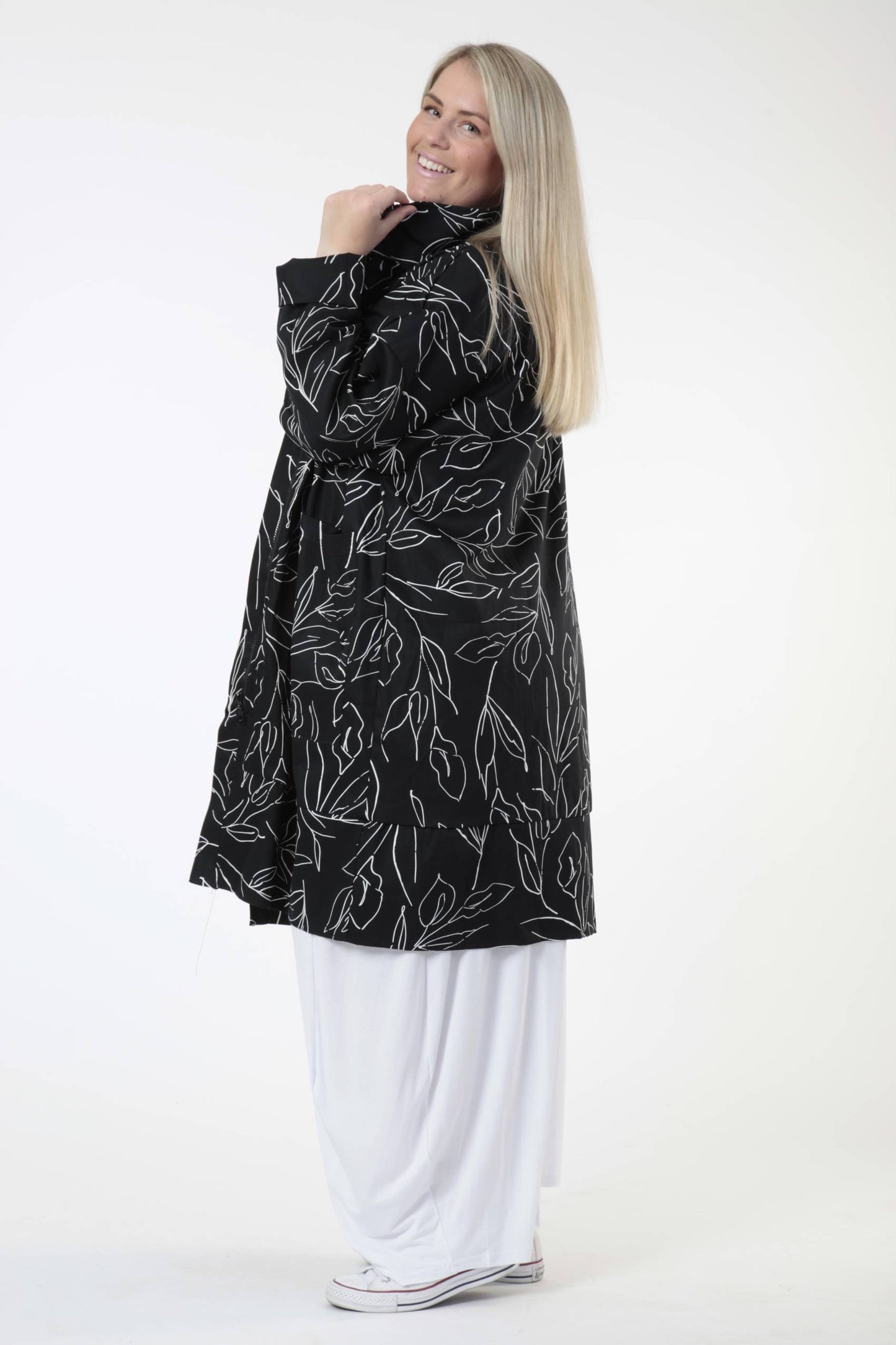 Summer coat in a straight shape made of poplin quality, Tulip in black and white