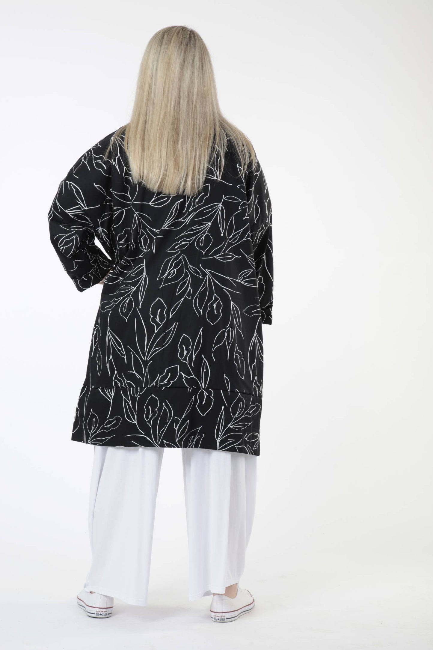 Summer coat in a straight shape made of poplin quality, Tulip in black and white