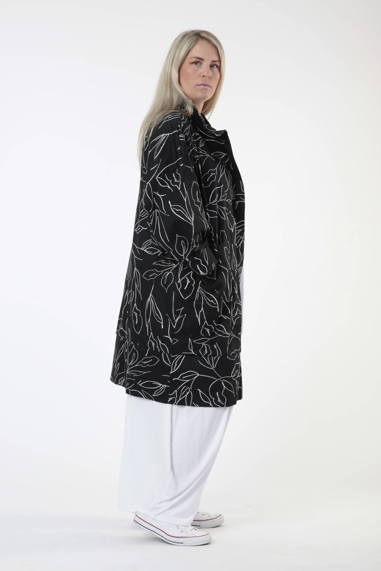 Summer coat in a straight shape made of poplin quality, Tulip in black and white