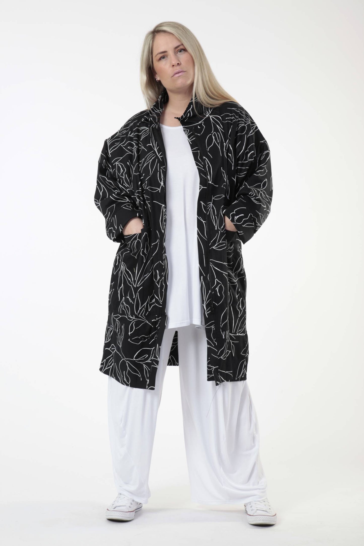 Summer coat in a straight shape made of poplin quality, Tulip in black and white