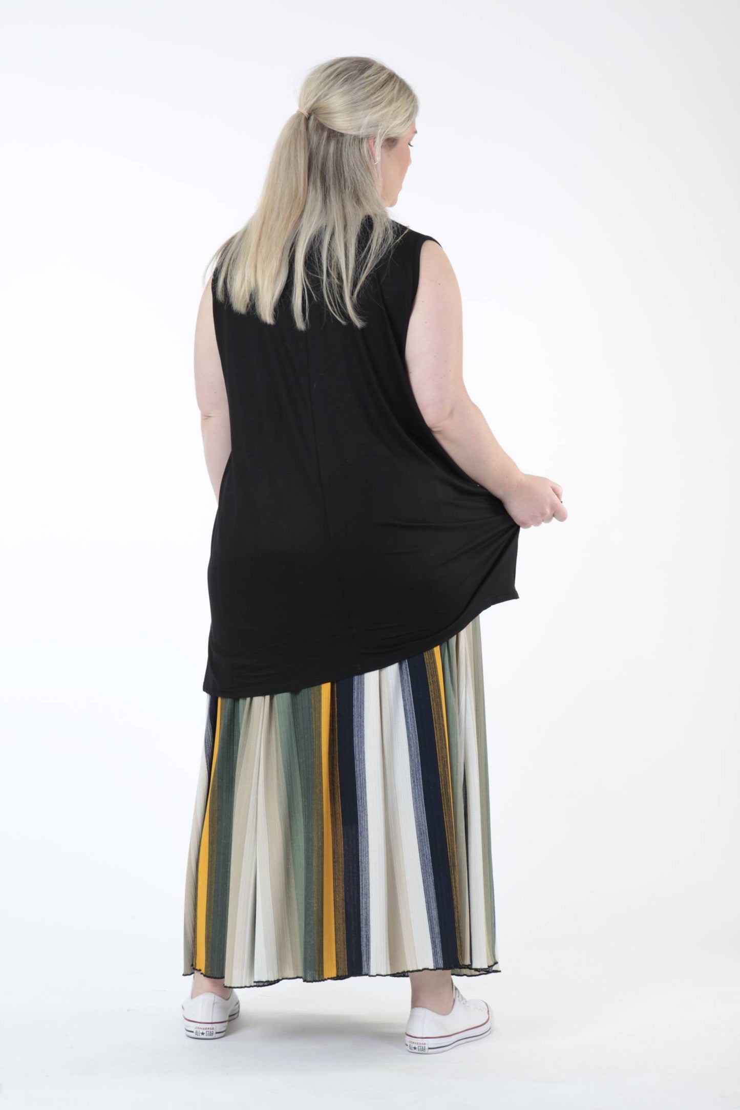 Summer skirt in a straight shape made of pleated quality, pencil in green-beige