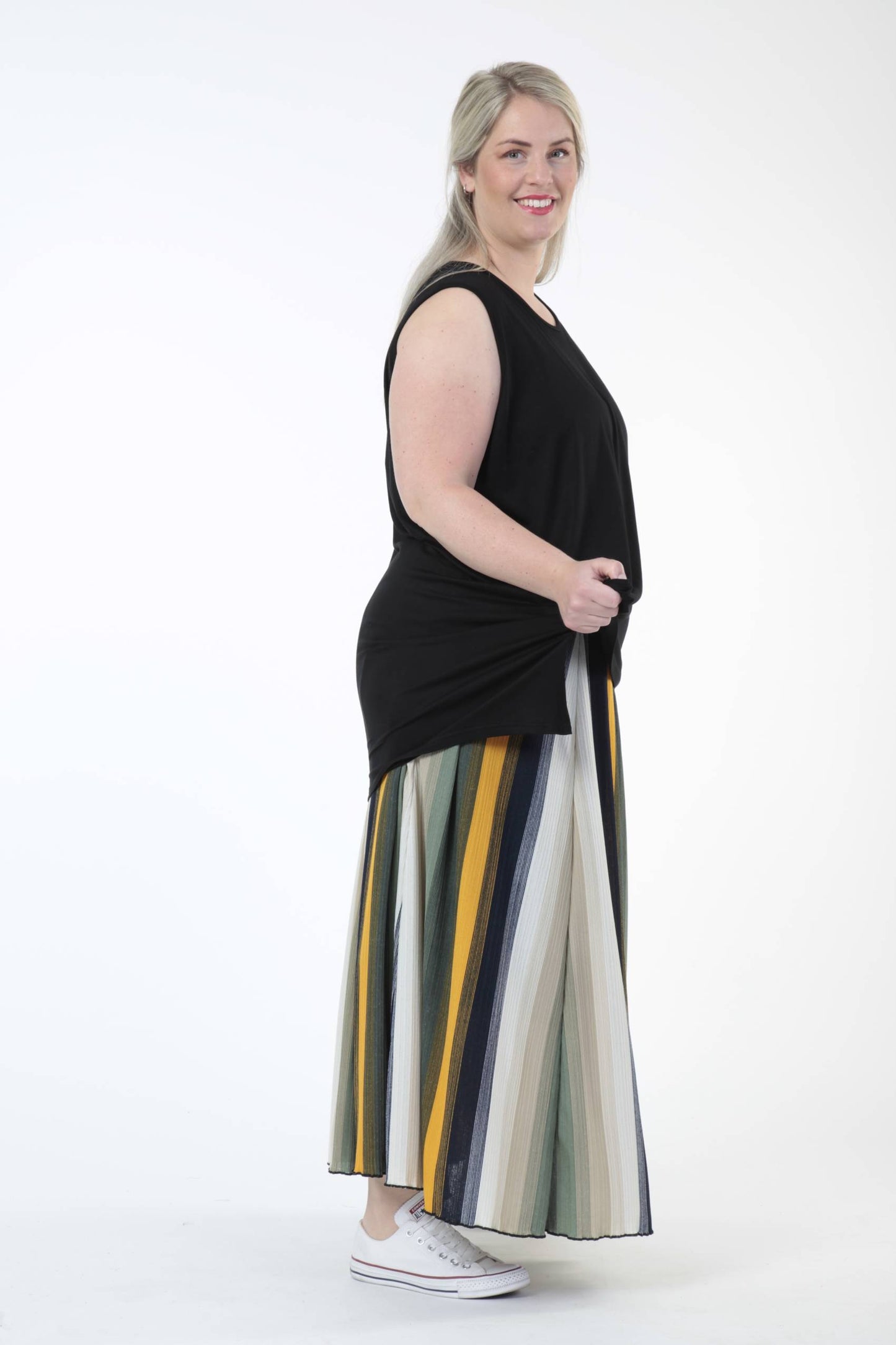 Summer skirt in a straight shape made of pleated quality, pencil in green-beige