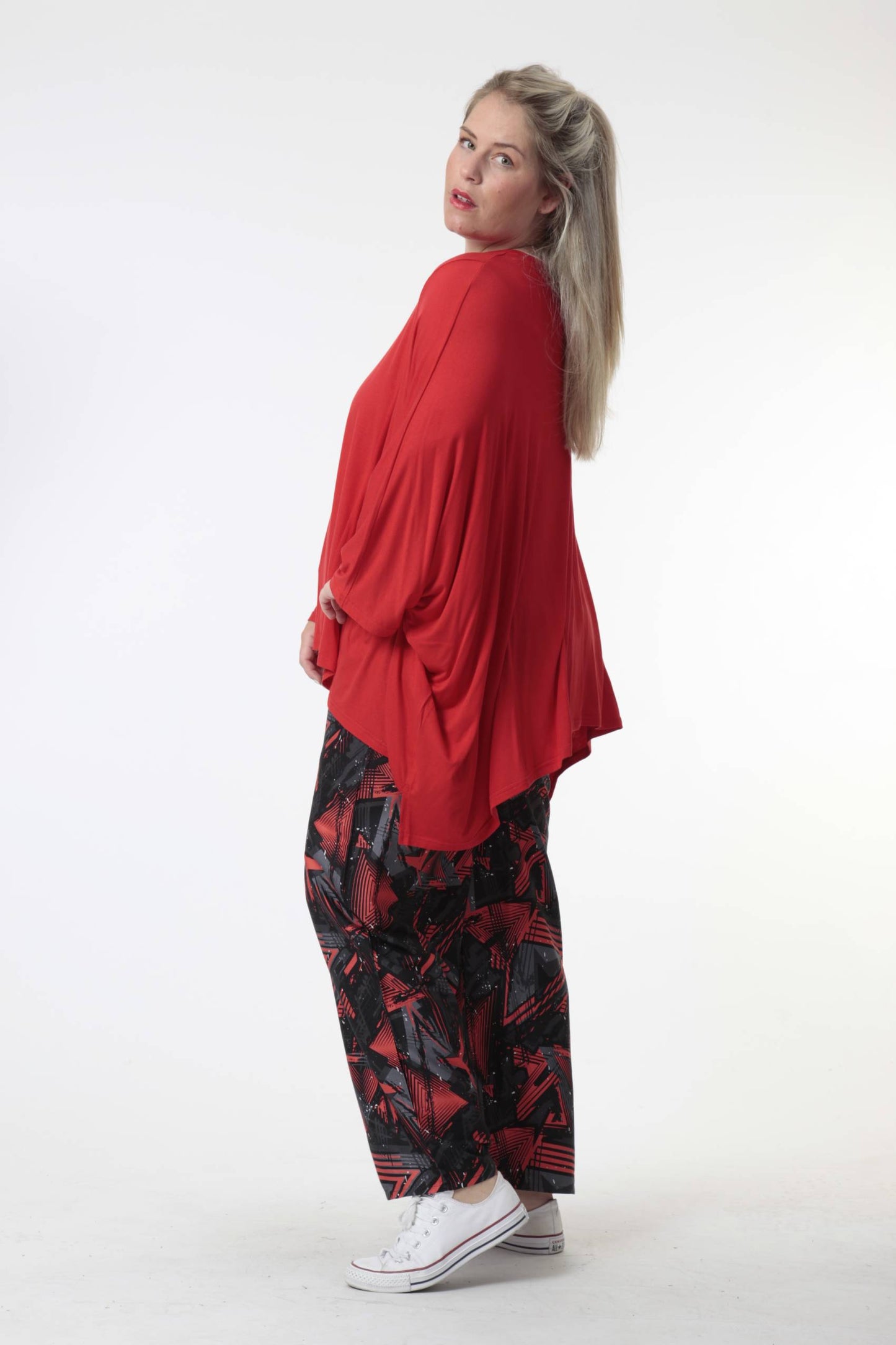 Everyday big shirt in a straight shape made of jersey quality, viscose basics in red