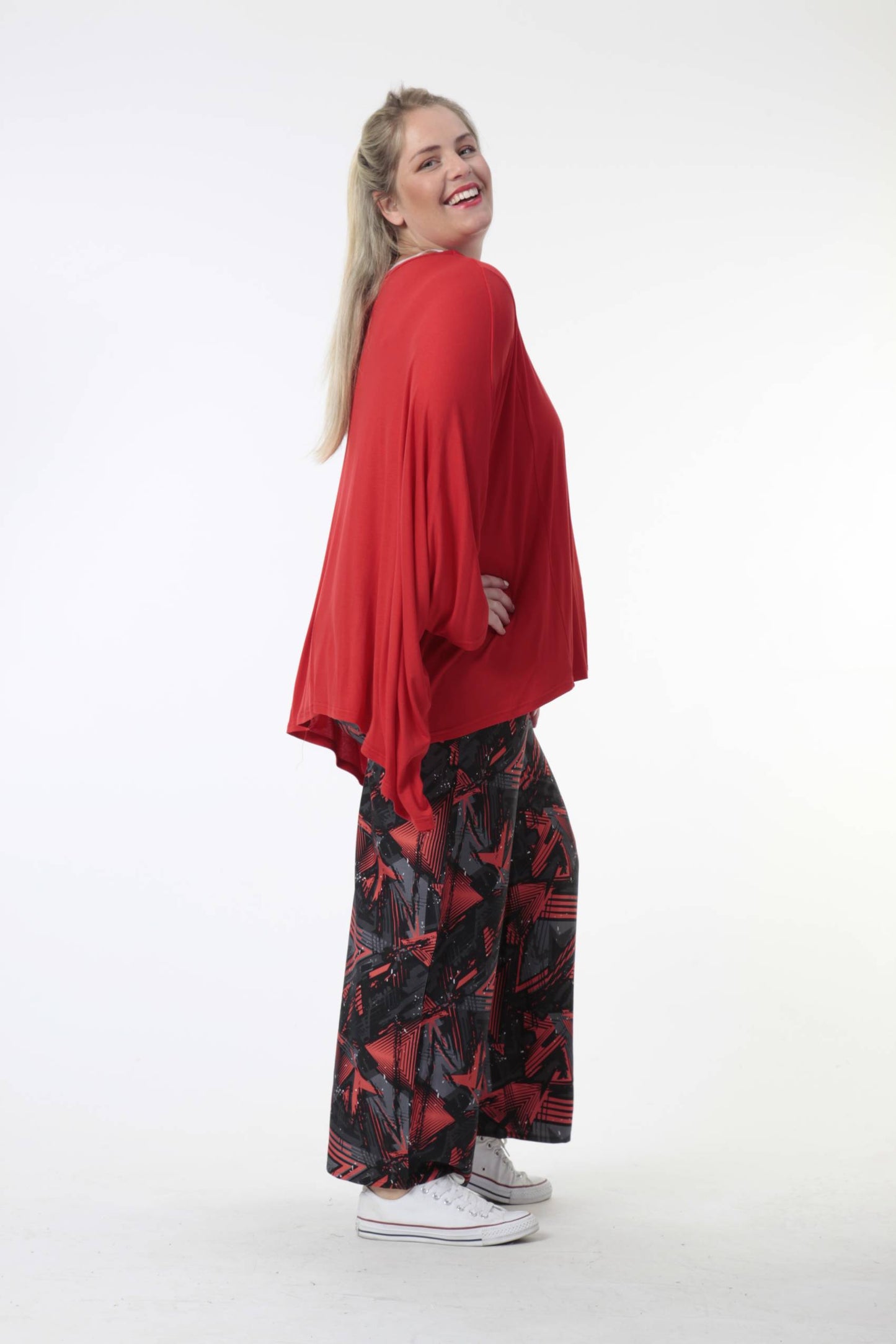 Everyday big shirt in a straight shape made of jersey quality, viscose basics in red