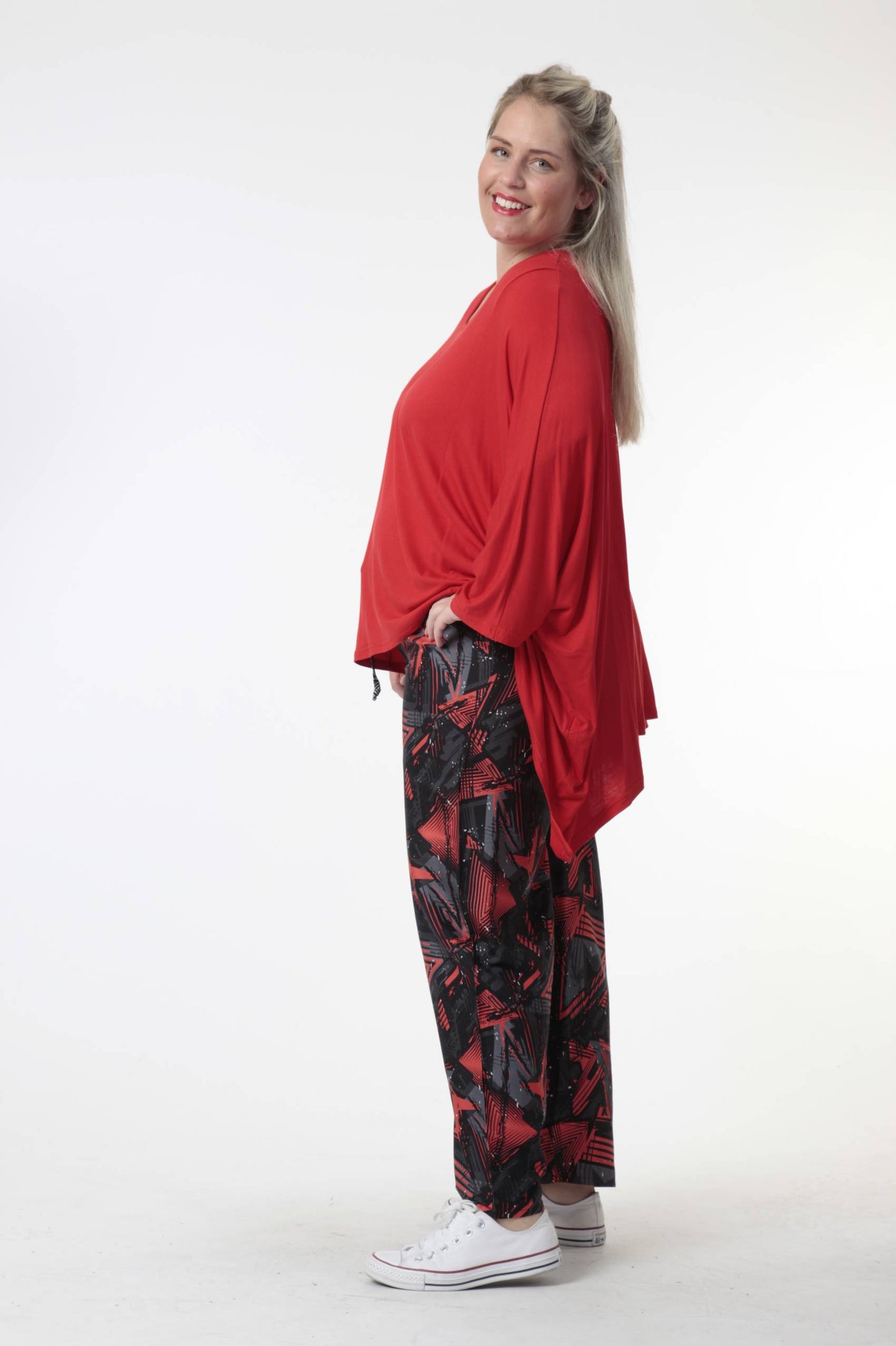 Summer trousers in a straight shape made of poplin quality, Sabzi graphic in red-anthracite