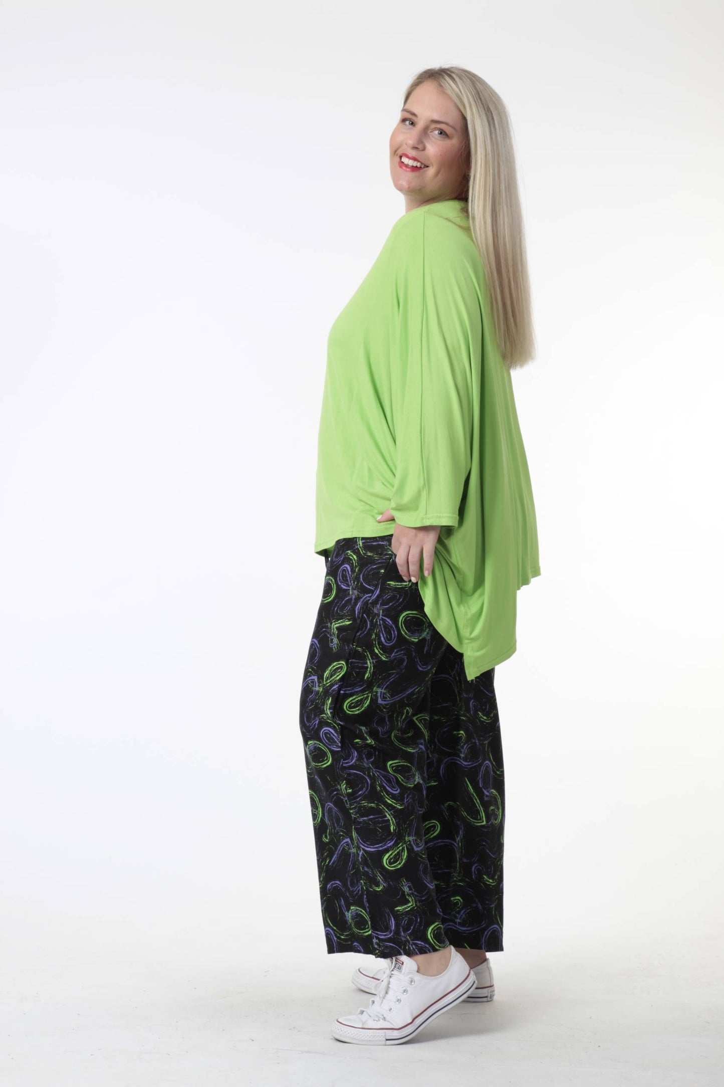 Sommer Hose in gerader Form aus er Popeline Qualität, Sabzi-Kringel in Schwarz-Grün-Lila