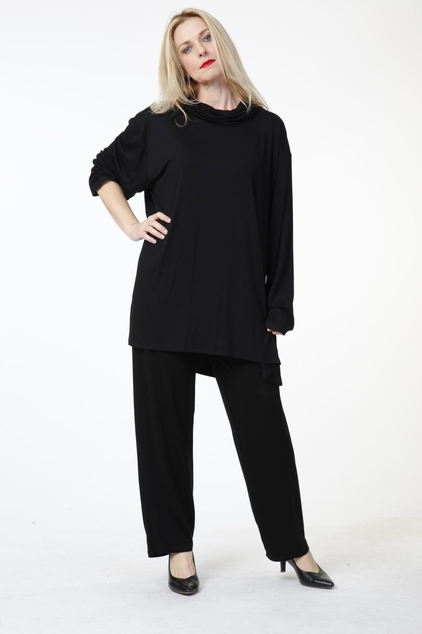 Everyday shirt in a straight shape made of fine jersey quality, viscose basics in black