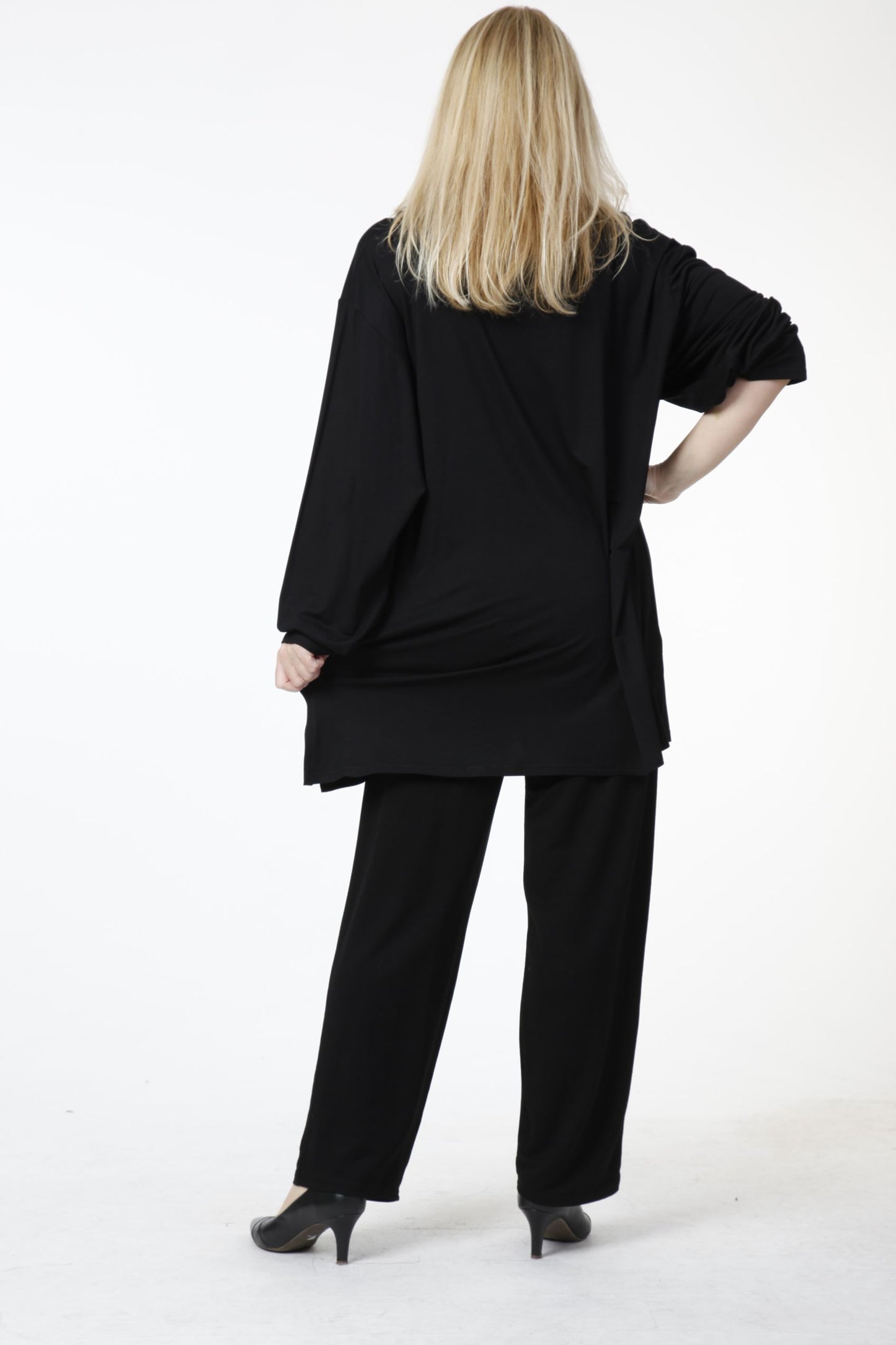 Everyday shirt in a straight shape made of fine jersey quality, viscose basics in black