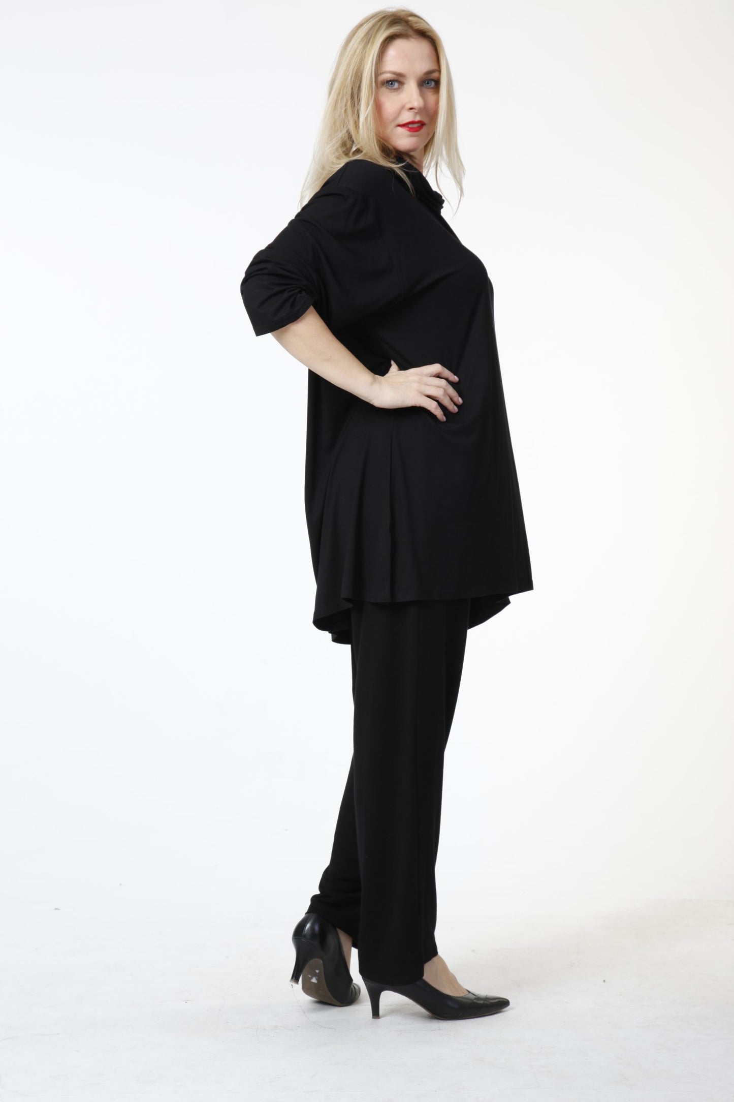 Everyday shirt in a straight shape made of fine jersey quality, viscose basics in black