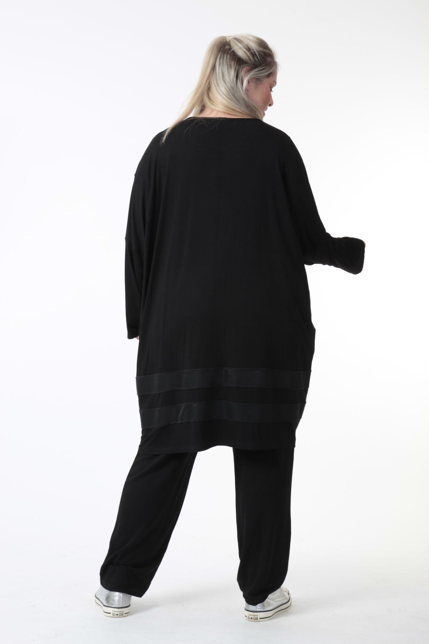 Everyday big shirt in a straight shape made of jersey quality, memory in black